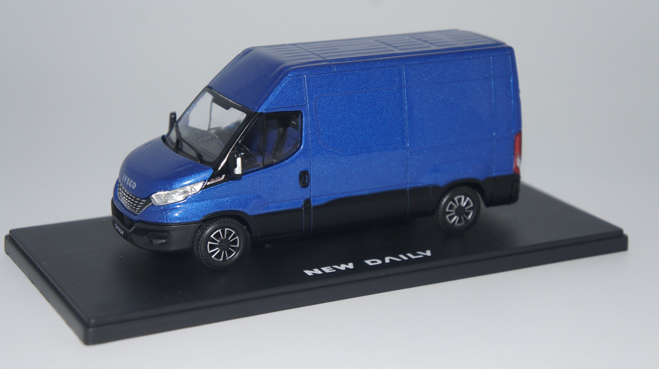 IVECO DAILYMY BLEU 2019 ELIGOR 1/43°