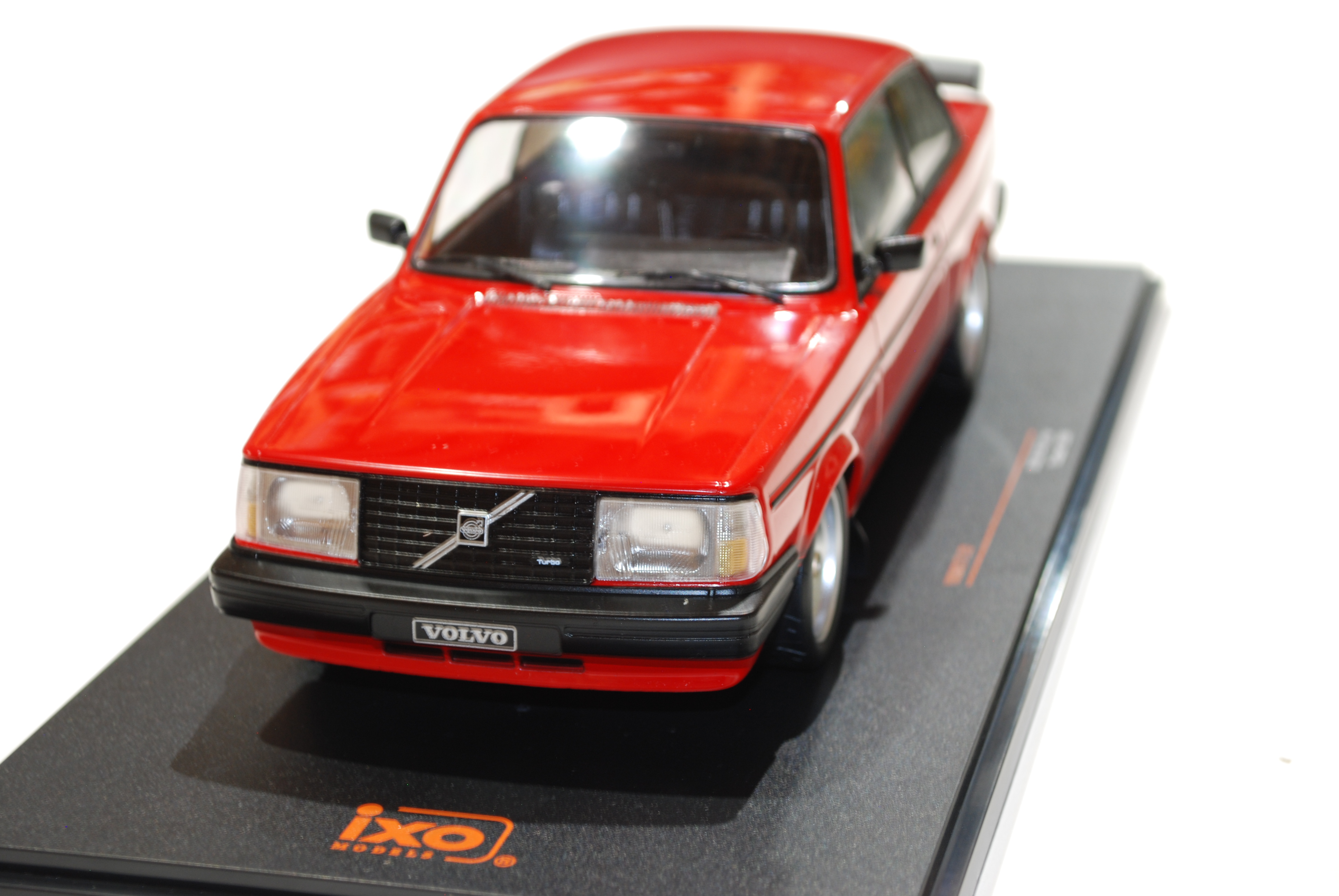 VOLVO 240 TURBO "CUSTOM" ROUGE 1984 IXO 1/18°