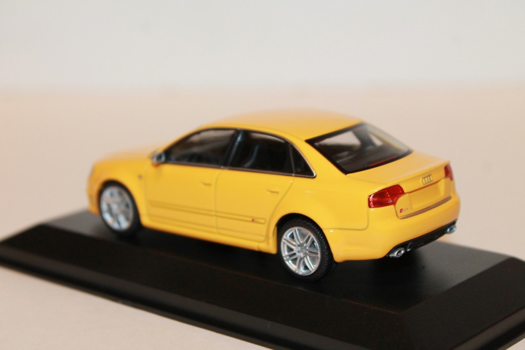 AUDI RS4 2004 YELLOW MAXICHAMPS 1/43°