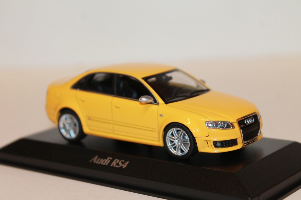 MAXICHAMPS Audi RS4 1/43 Jaune Voiture Miniature de Collection, 940014600,  Yellow