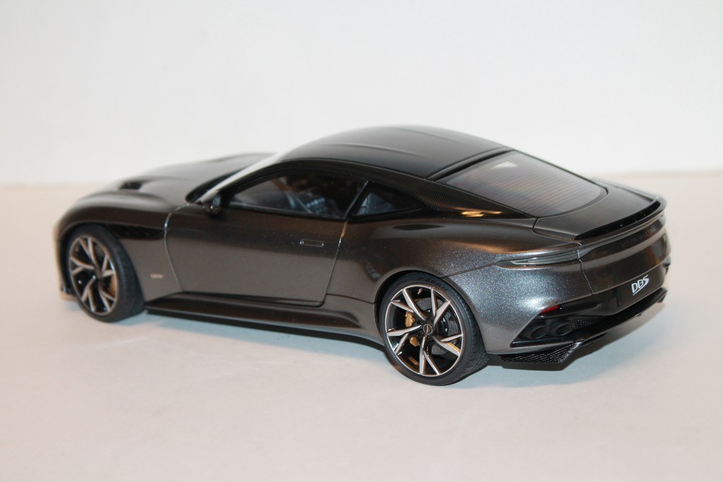 ASTON MARTIN DBS SUPERLEGGERA MAGNETIC SILVER AUTO ART 1/18°