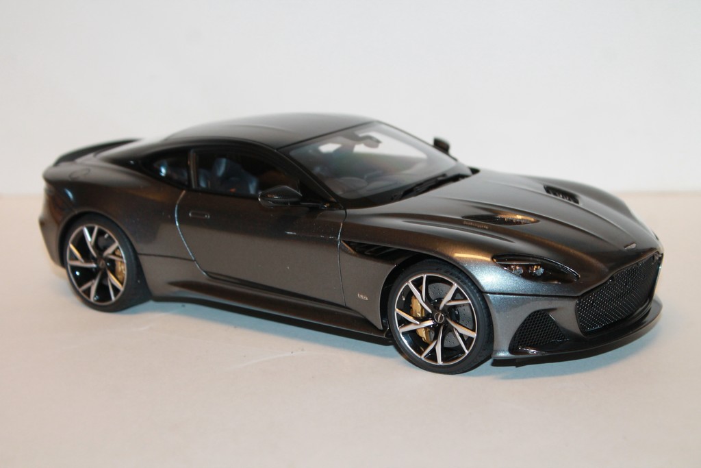 ASTON MARTIN DBS SUPERLEGGERA MAGNETIC SILVER AUTO ART 1/18°