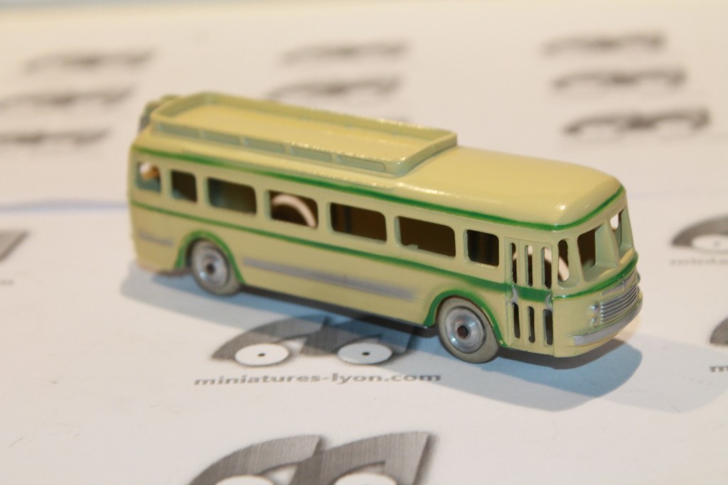 RENAULT CAR CREME ET VERT CIJ 1/43°