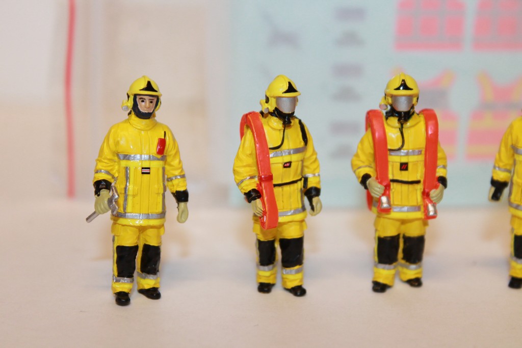 FIGURINES LOT DE 6 POMPIERS "FEU URBAIN" JAUNE ALERTE 1/43°