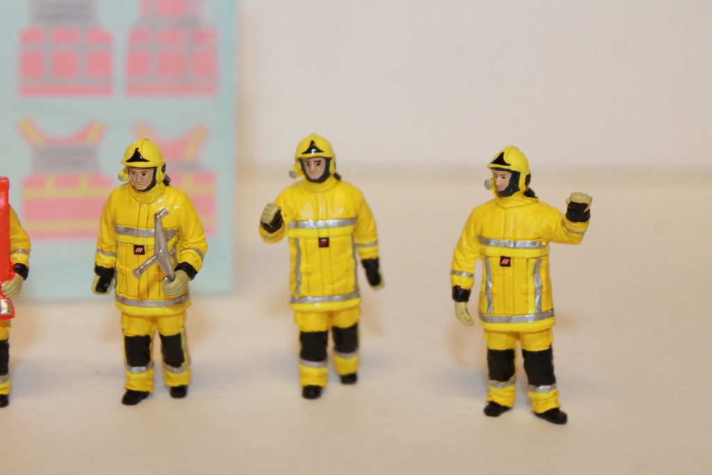 Alerte 6 Pompiers Feu urbain combinaison jaune,ALERTE0098 échelle1/43,ALERTE 