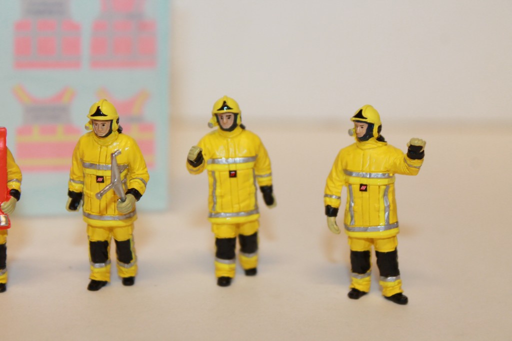 FIGURINES LOT DE 6 POMPIERS "FEU URBAIN" JAUNE ALERTE 1/43°