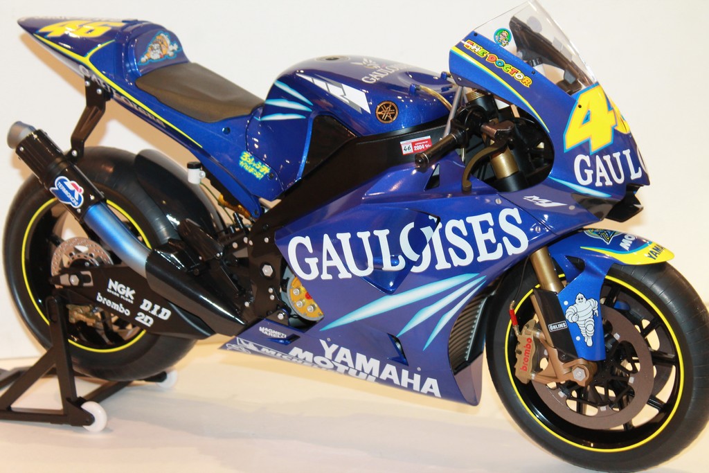 YAMAHA YZR-MI ROSSI WORLD CHAMPION MOTOGP 2004 MINICHAMPS 1/4°