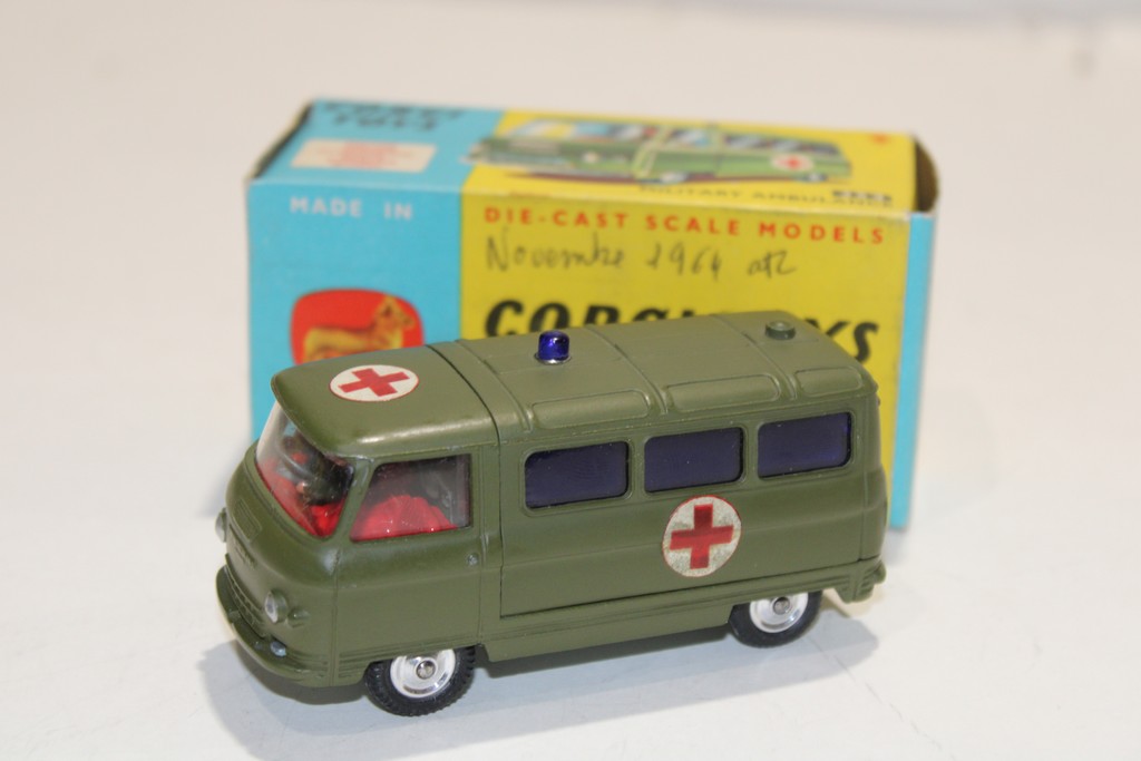 COMMER AMBULANCE MILITAIRE CORGI 1/43°