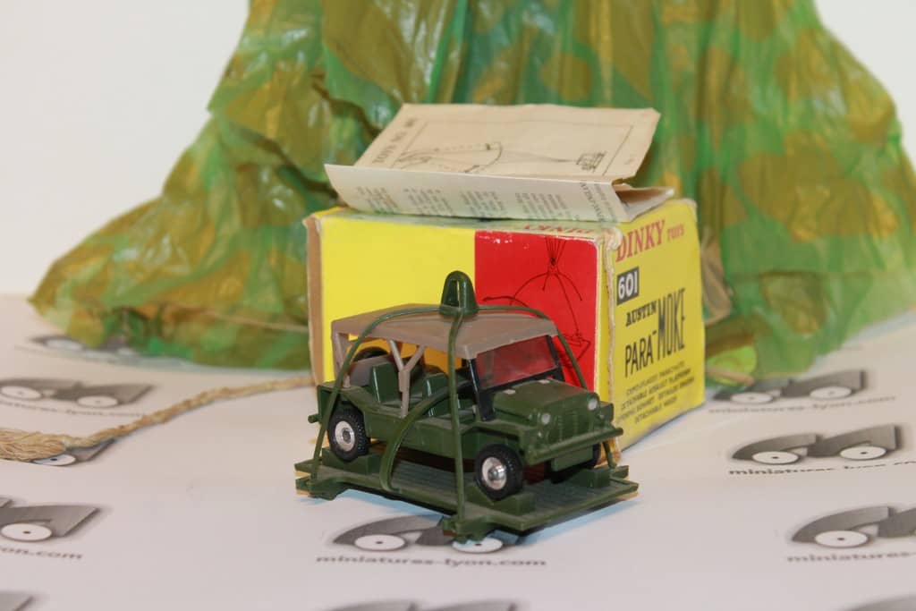 Dinky Toys GB Austin Moke avec parachute