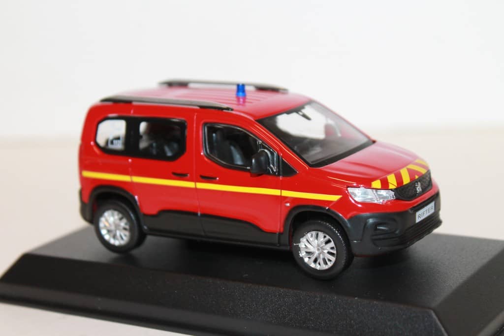 Miniature De Voiture De Pompiers Peugeot Rifter 2019 - Échelle 1/43 Par Norev - Réf. 479069 - Neuf