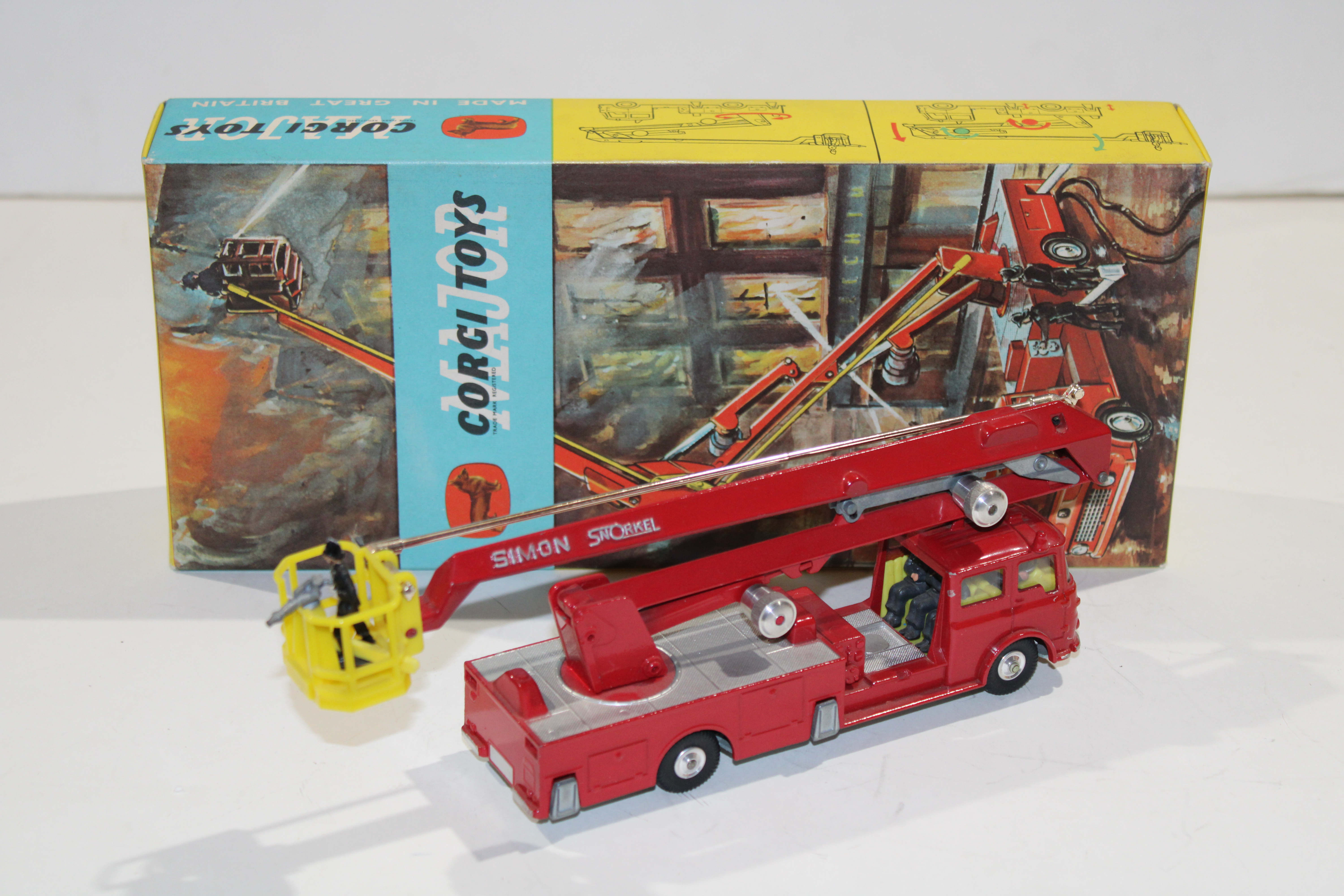 SIMON SNORKEL DENNIS FIRE ENGINE CORGI 1/50°