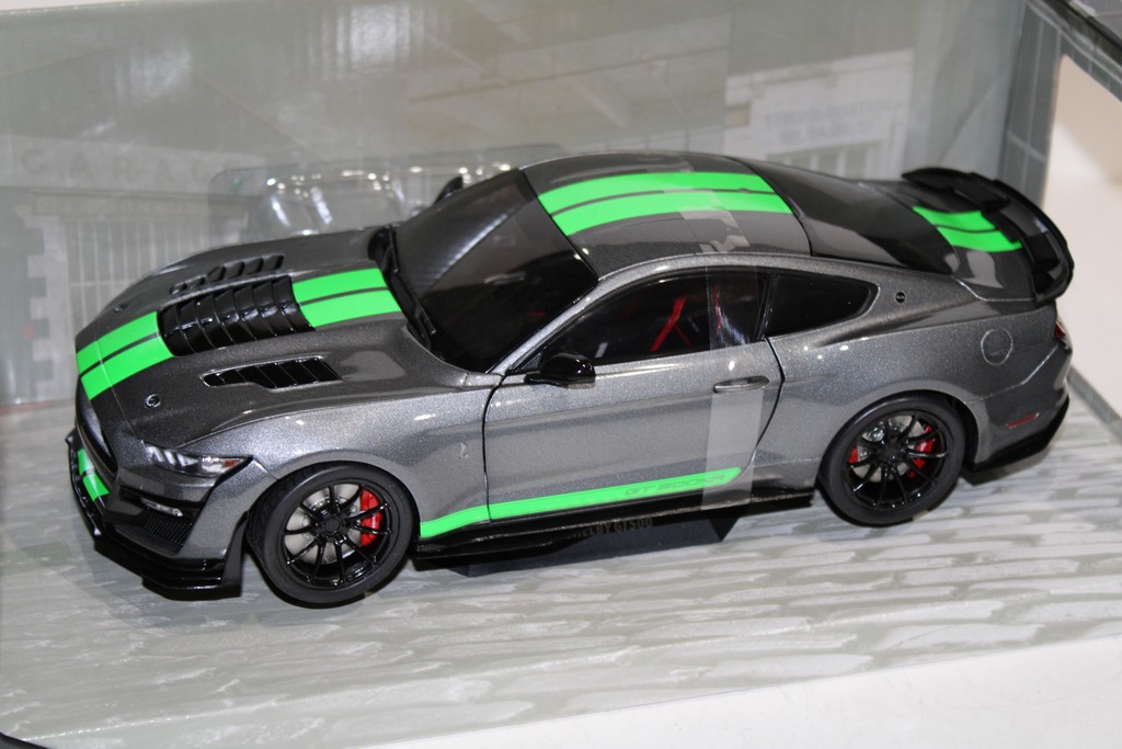 FORD MUSTANG GT500 – CARBONIZED GREY / NEON GREEN STRIPES 2020 - SOLIDO 1/18