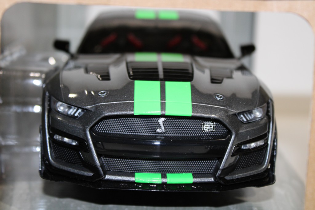 FORD MUSTANG GT500 – CARBONIZED GREY / NEON GREEN STRIPES 2020 - SOLIDO 1/18