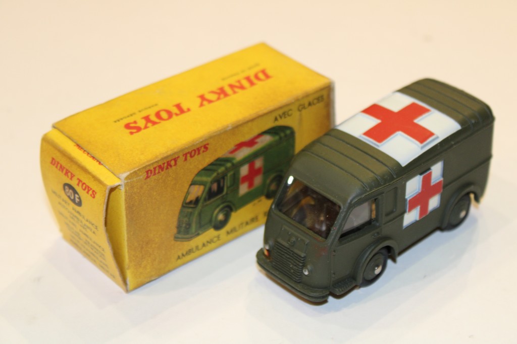 AMBULANCE MILITAIRE RENAULT-CARRIER AVEC GLACES 1955 DINKY TOYS 1/50°