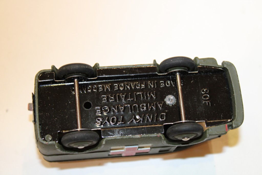 AMBULANCE MILITAIRE RENAULT-CARRIER AVEC GLACES 1955 DINKY