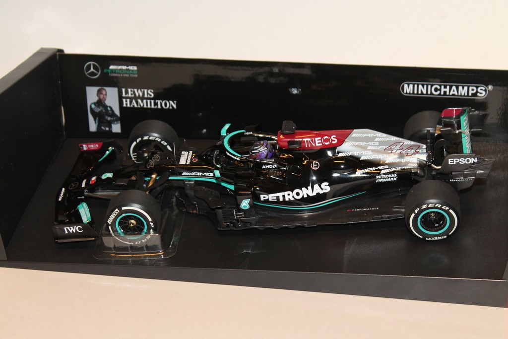 MERCEDES-AMG PETRONAS F1 TEAM L.HAMILTON & BAHRAIN GP 2021 MINICHAMPS 1/18°