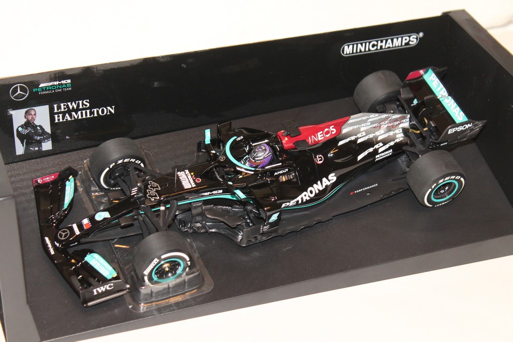 MERCEDES-AMG PETRONAS F1 TEAM L.HAMILTON & BAHRAIN GP 2021 MINICHAMPS 1/18°