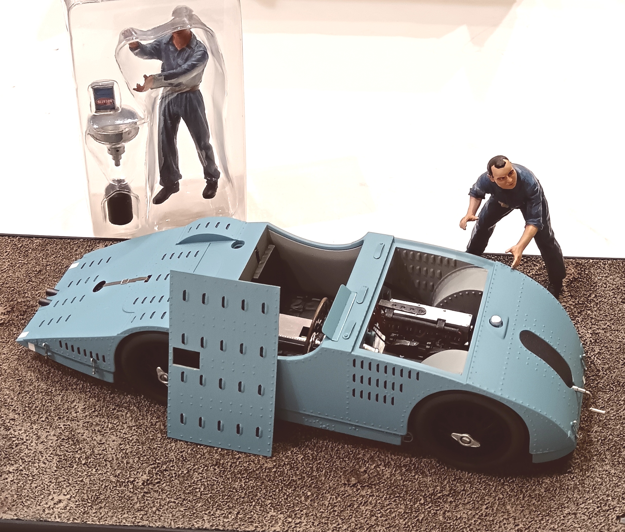 BUGATTI TYPE 32 "TANK"  GP DE L'ACF 1923 + 2 FIGURINES PANTHEON 1/18°