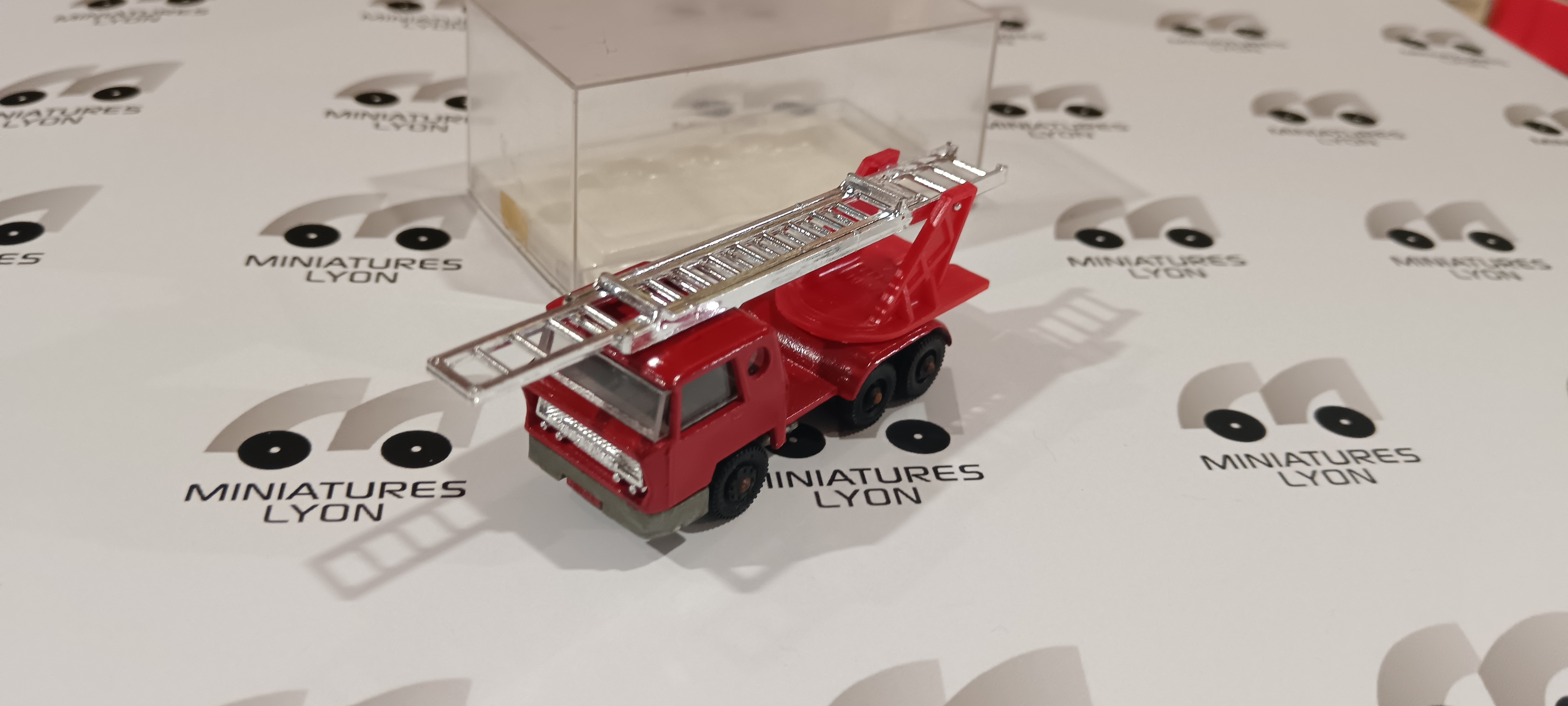 BERNARD POMPIERS ECHELLE ROUGE MAJORETTE 1/87