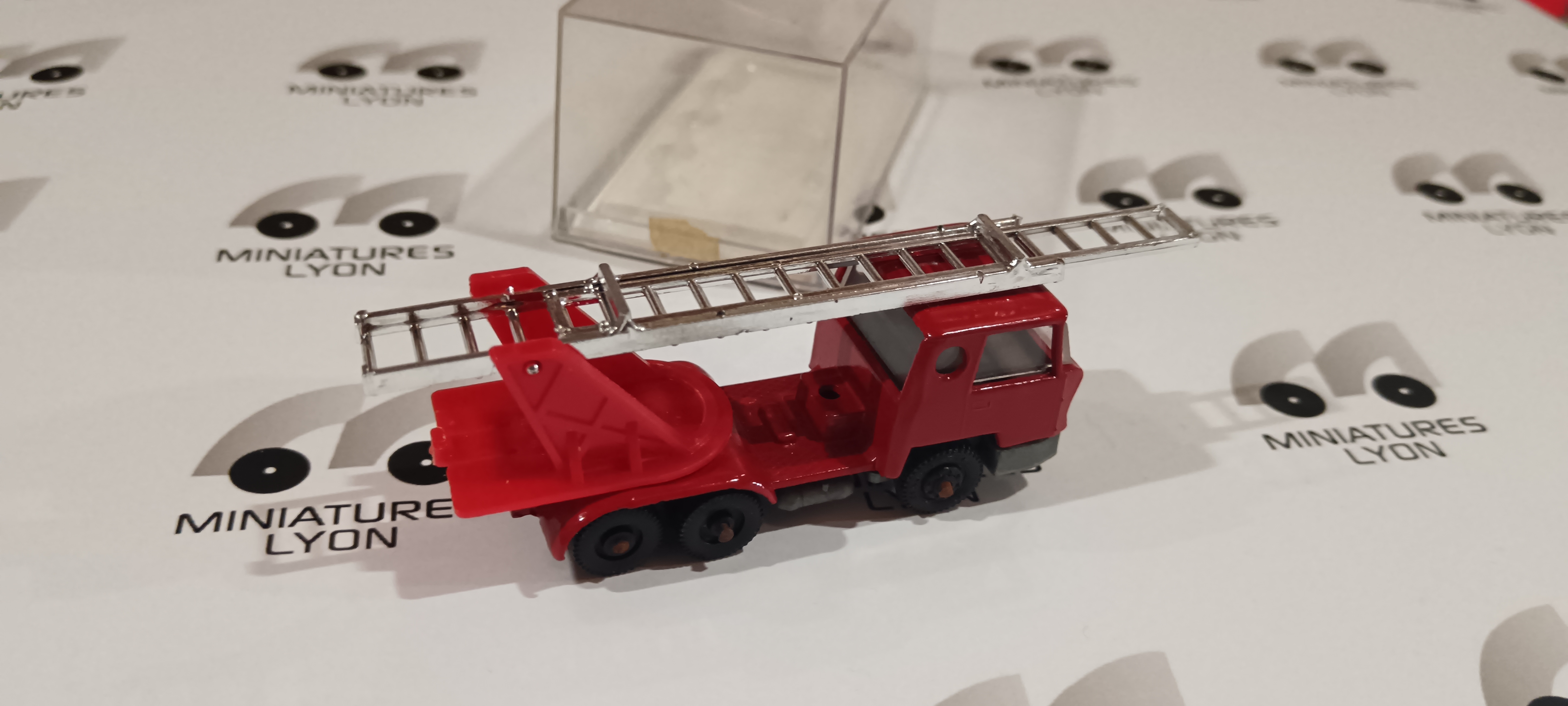 BERNARD POMPIERS ECHELLE ROUGE MAJORETTE 1/87
