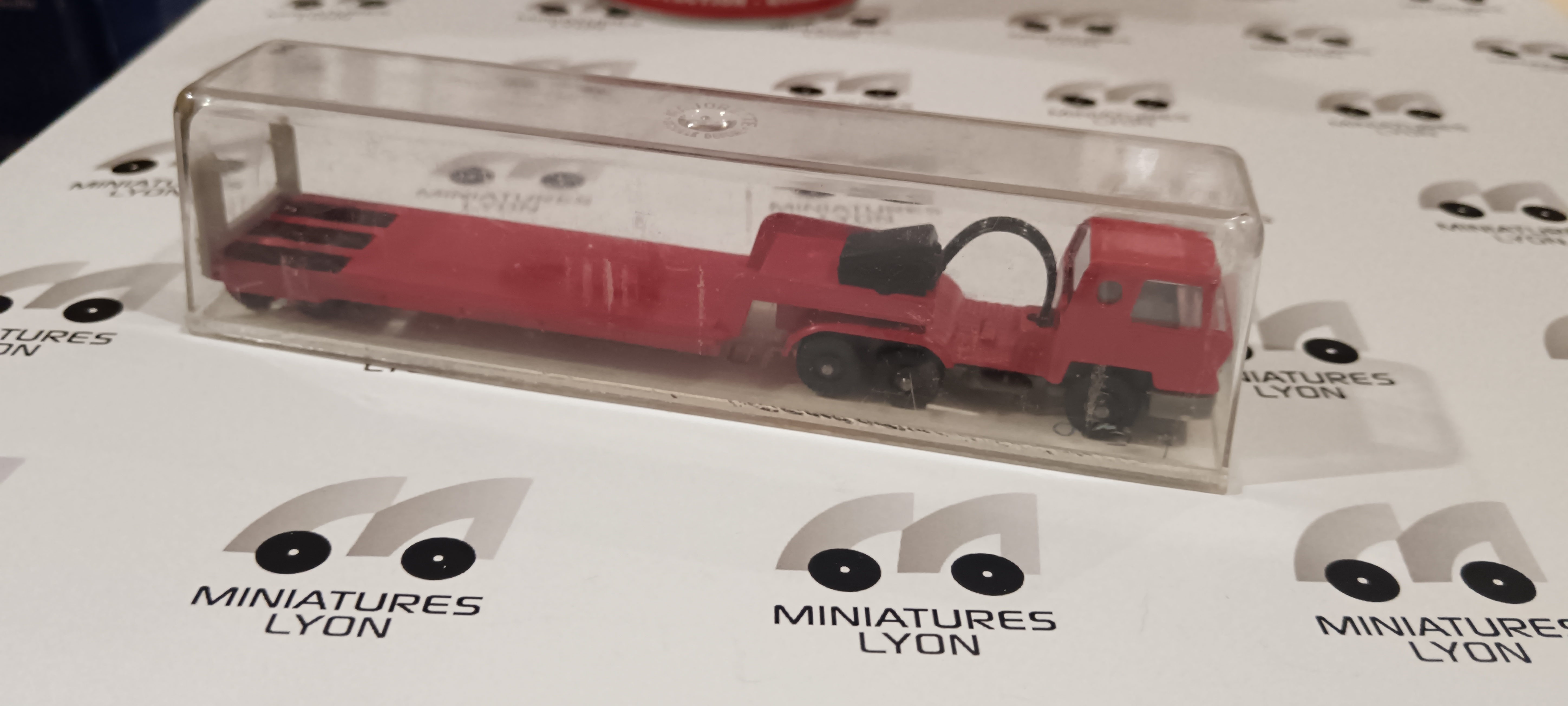 BERNARD CONVOI EXCEPTIONNEL ROUGE MAJORETTE 1/87