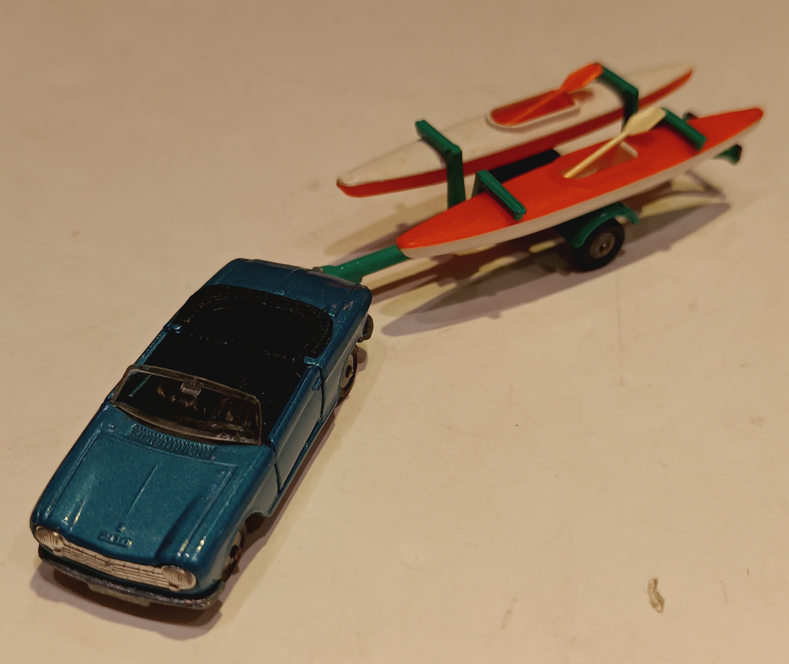 Peugeot 204 Cabriolet avec attelage Canoës - MAJORETTE 1/64