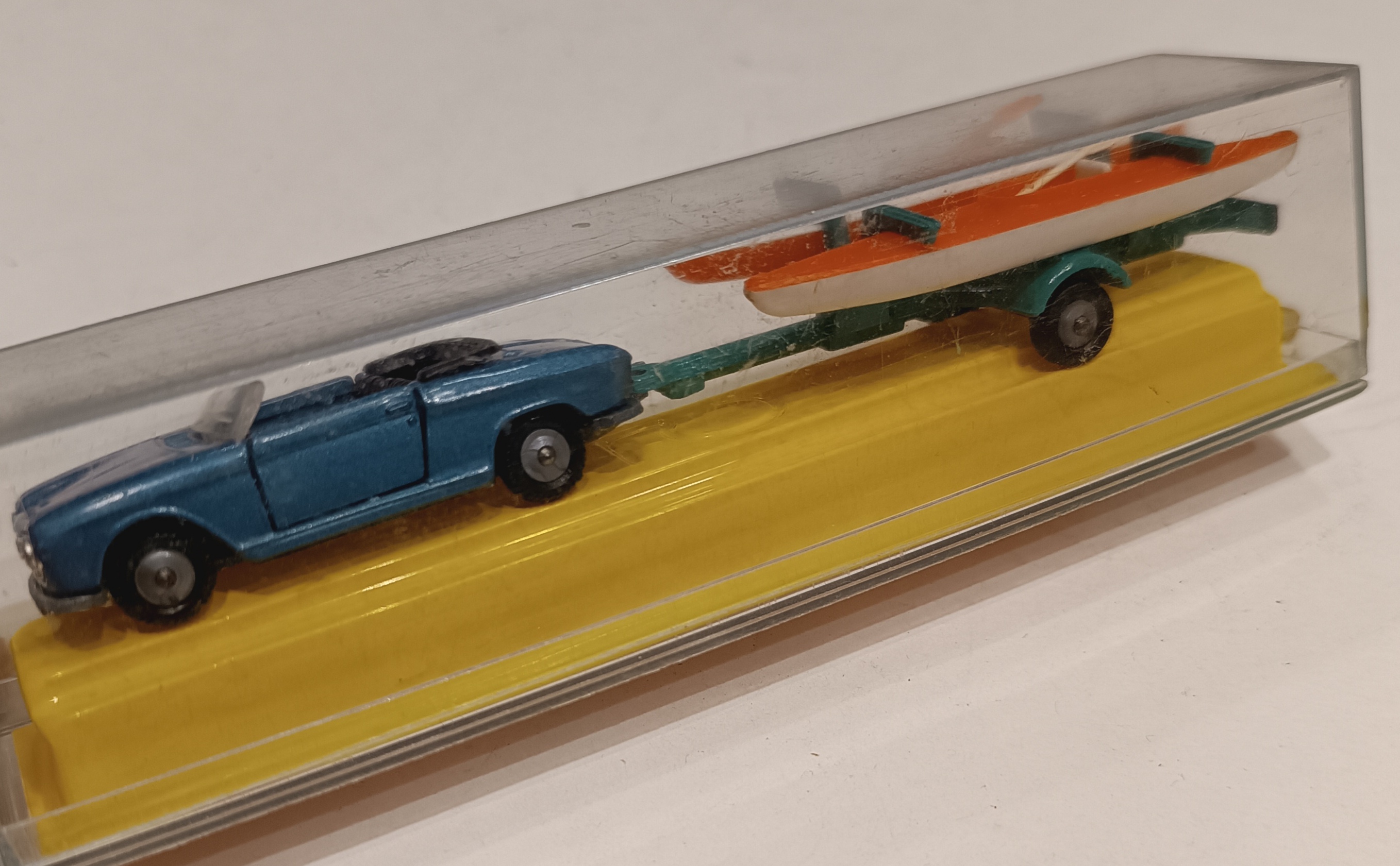 Peugeot 204 Cabriolet avec attelage Canoës - MAJORETTE 1/64