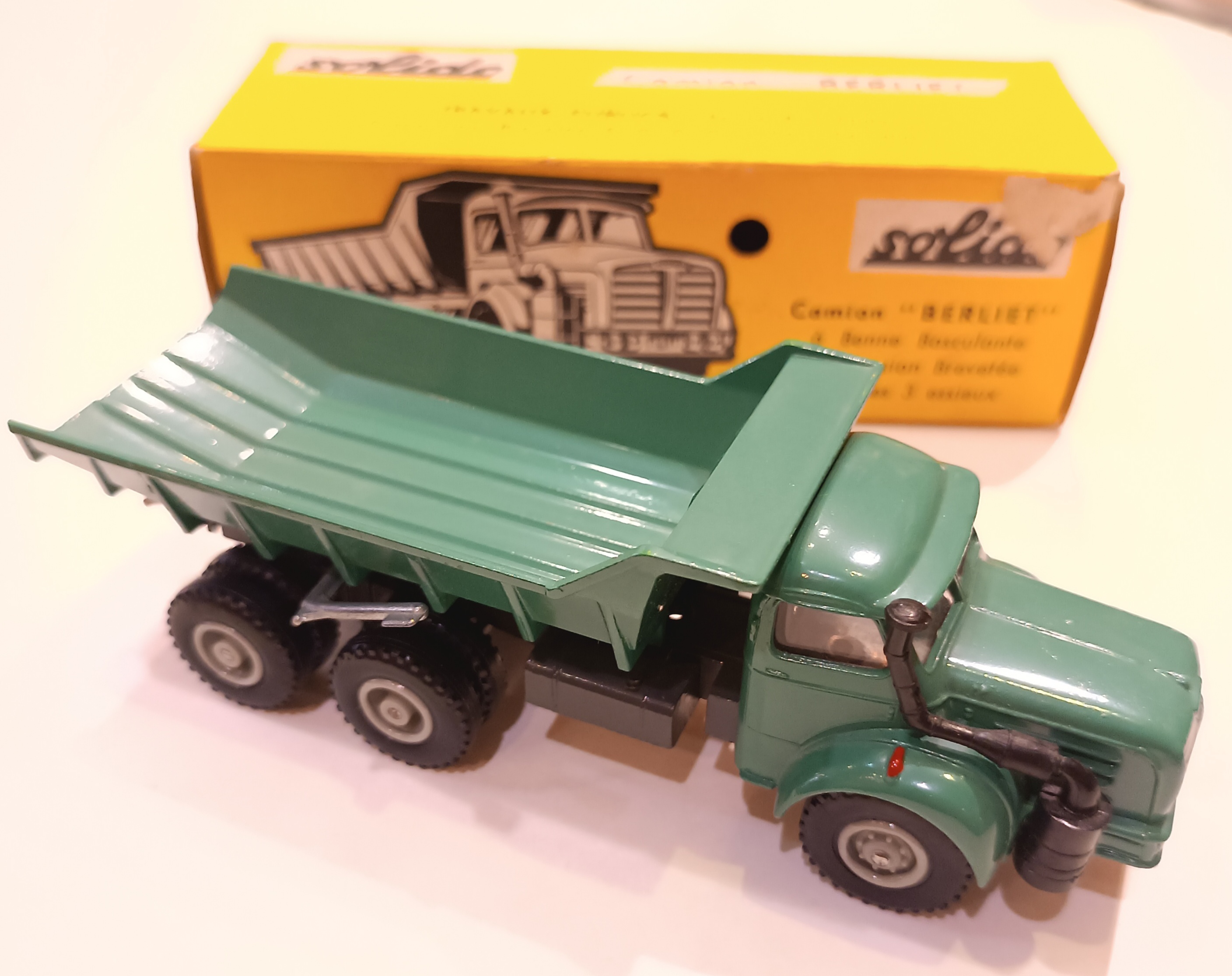 CAMION BERLIET A BENNE BASCULANTE SOLIDO 1/43