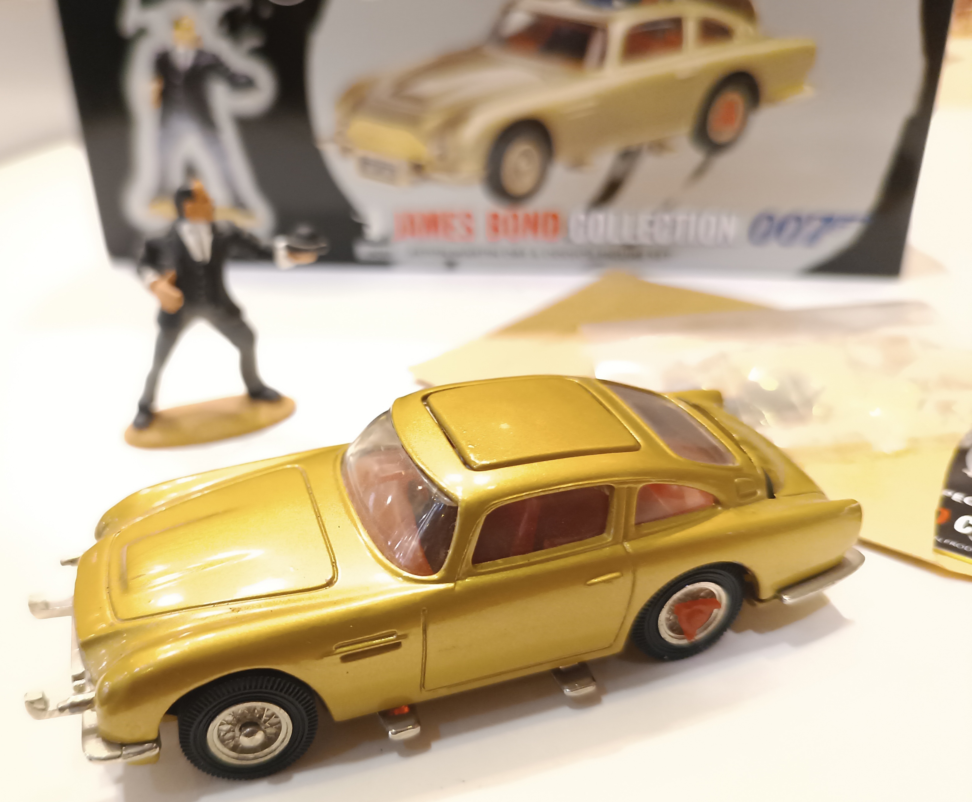 ASTON MARTIN DB5 ET FIGURINE JAMES BOND 007 CORGI 1/43