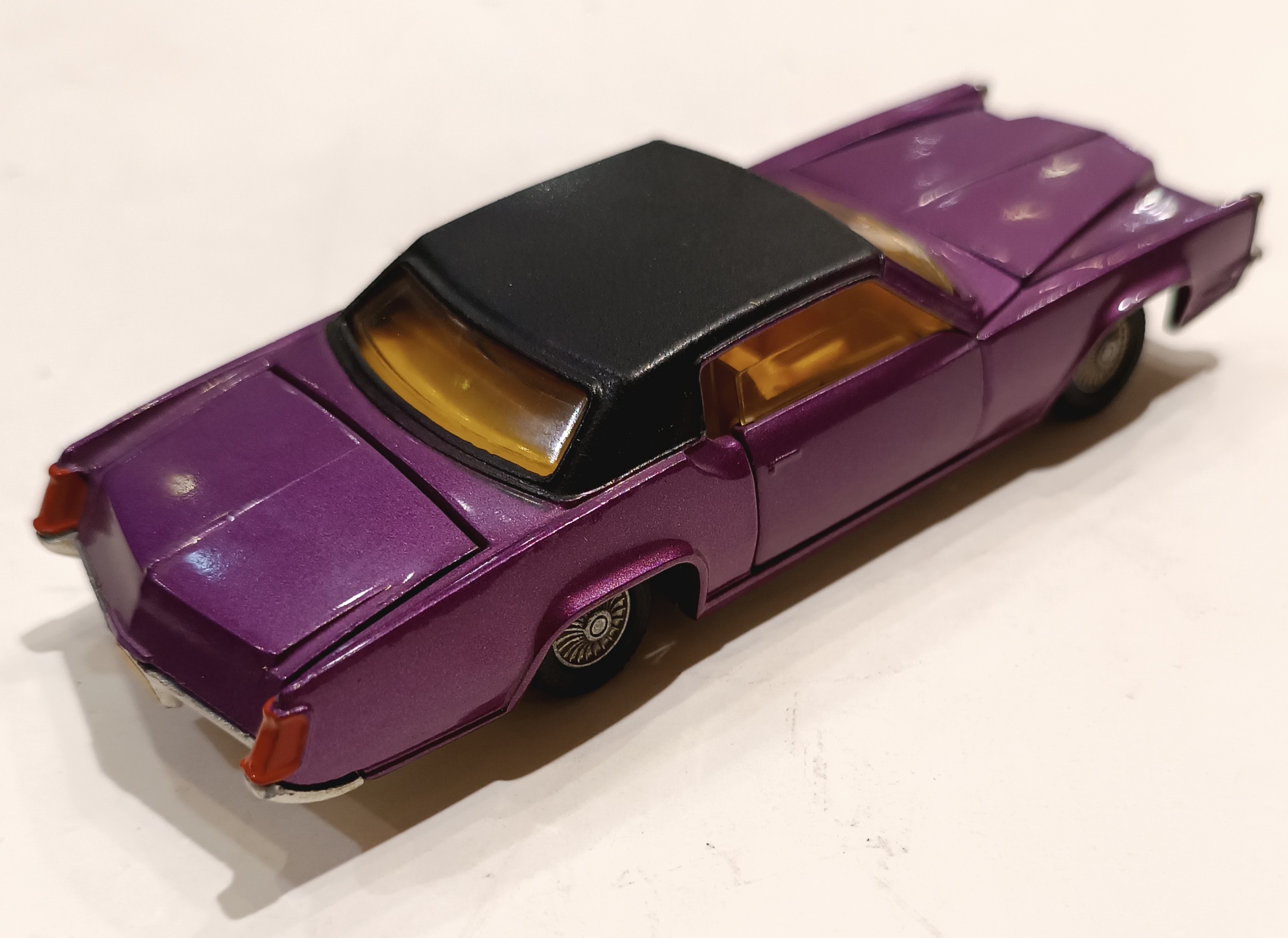 CADILLAC ELDORADO DINKY TOYS 1/43