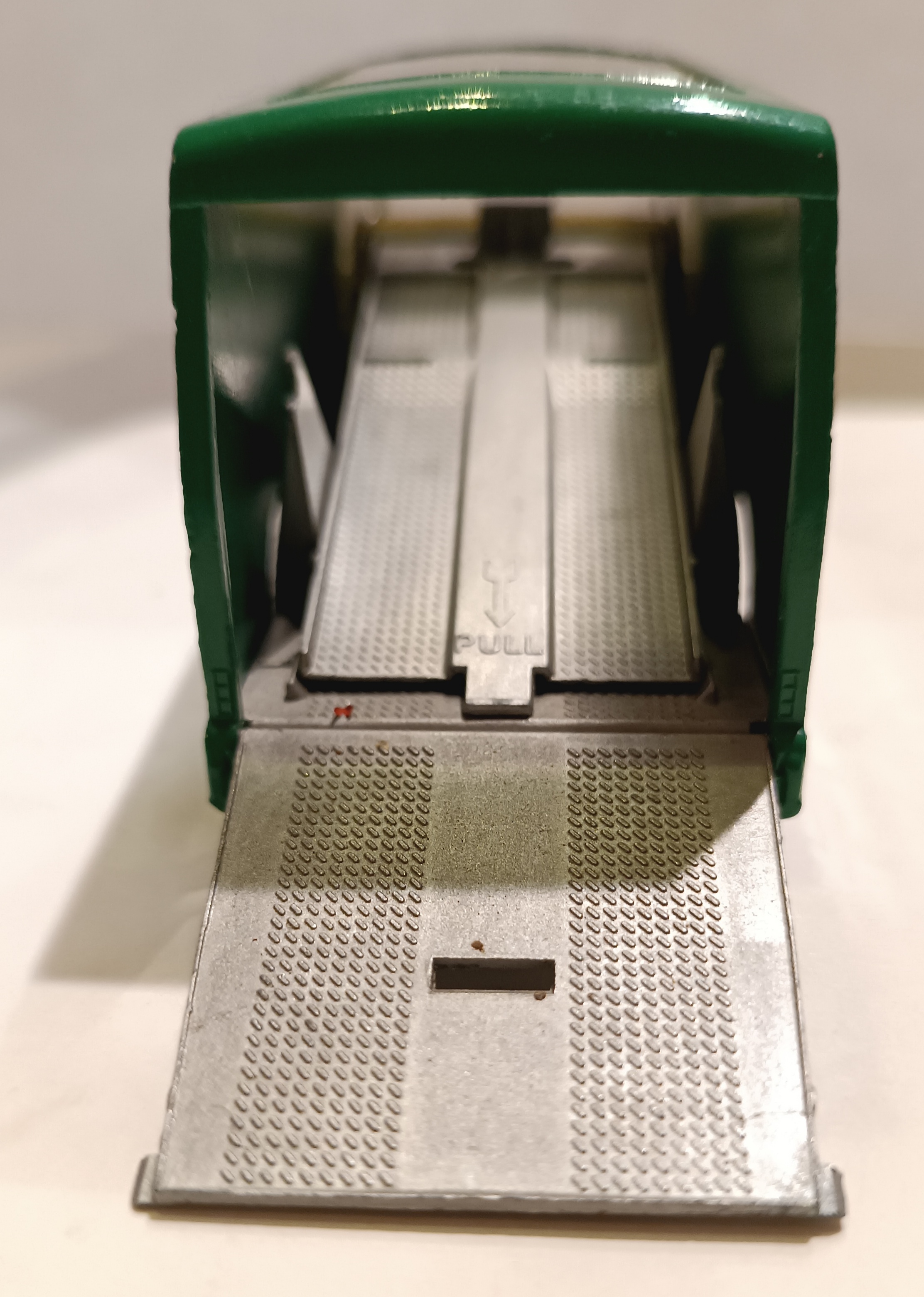 RACING CAR TRANSPORTER MATCHBOX 1/43