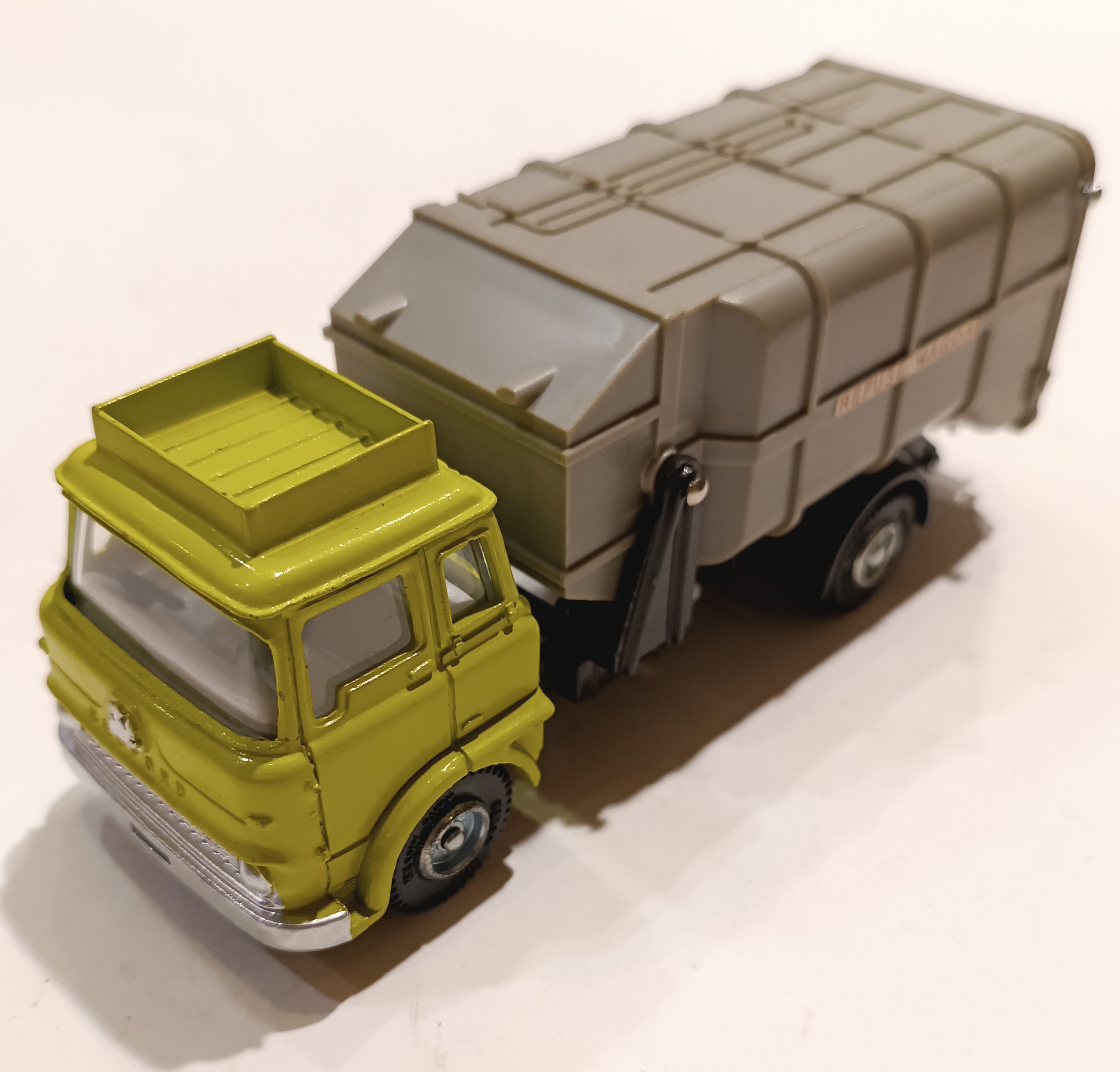 CAMION POUBELLE TK BEDFORD - DINKY 1/43