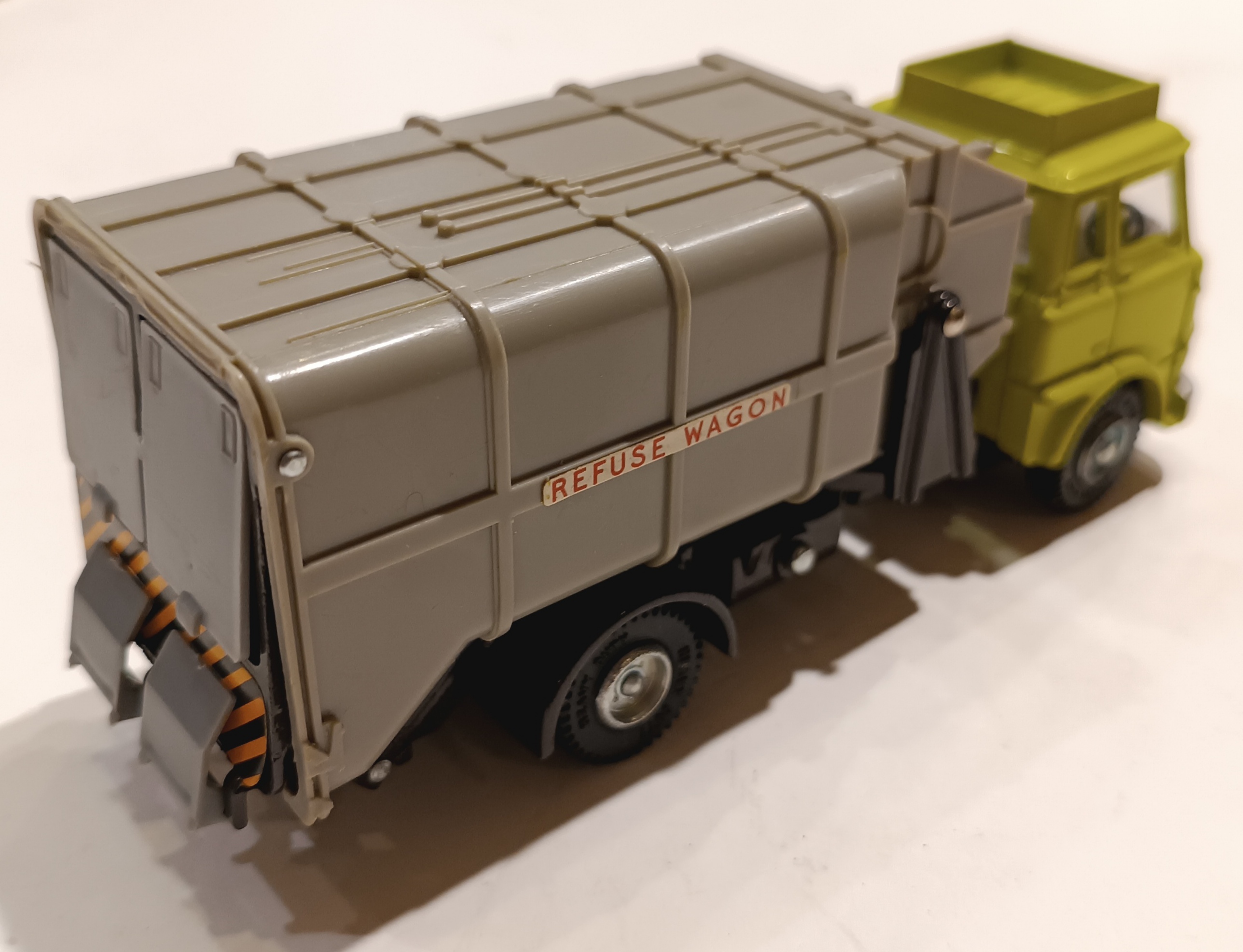 CAMION POUBELLE TK BEDFORD - DINKY 1/43