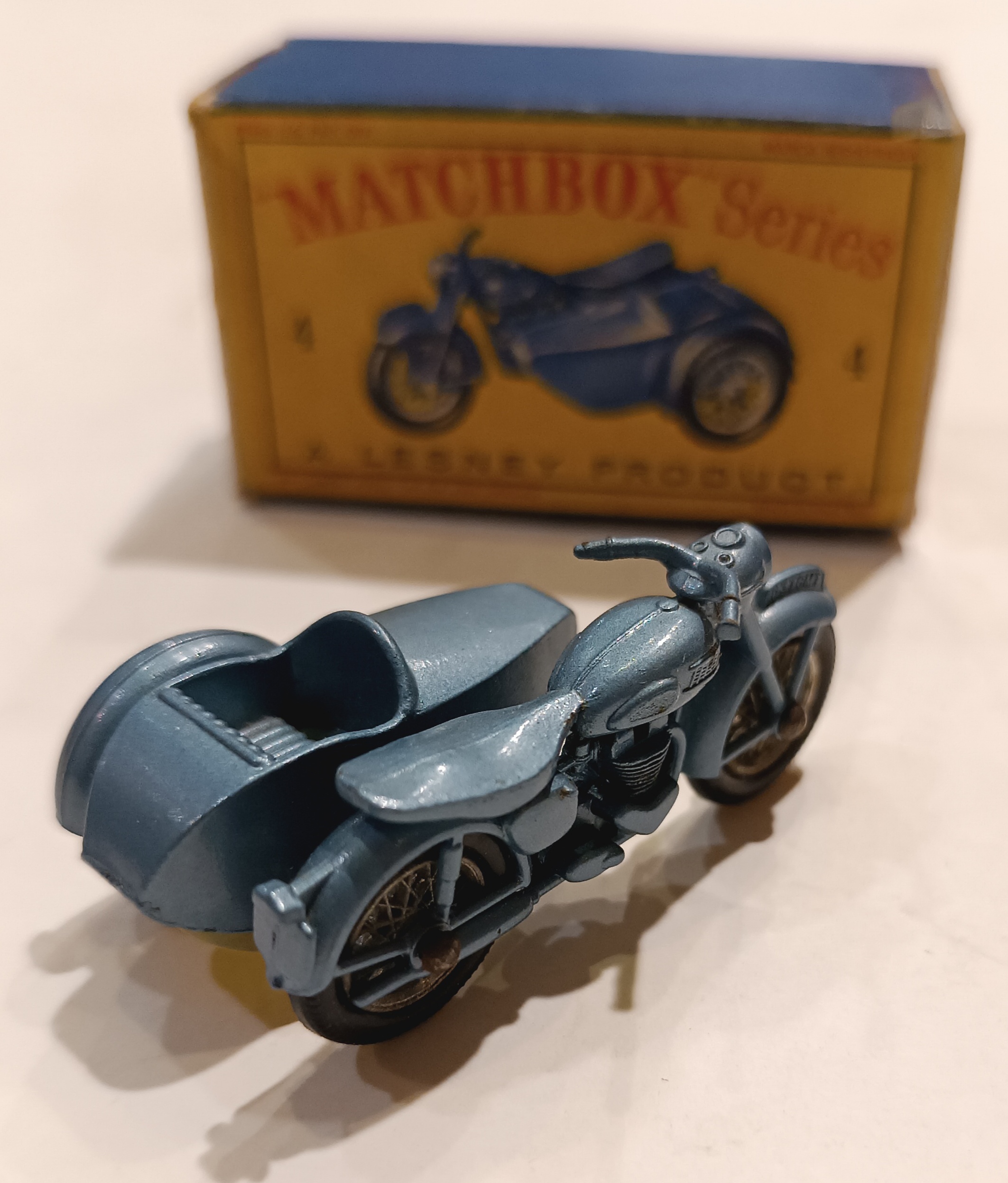 TRIUMPH T110 MOTORCYCLE AND SIDECAR MATCHBOX 1/