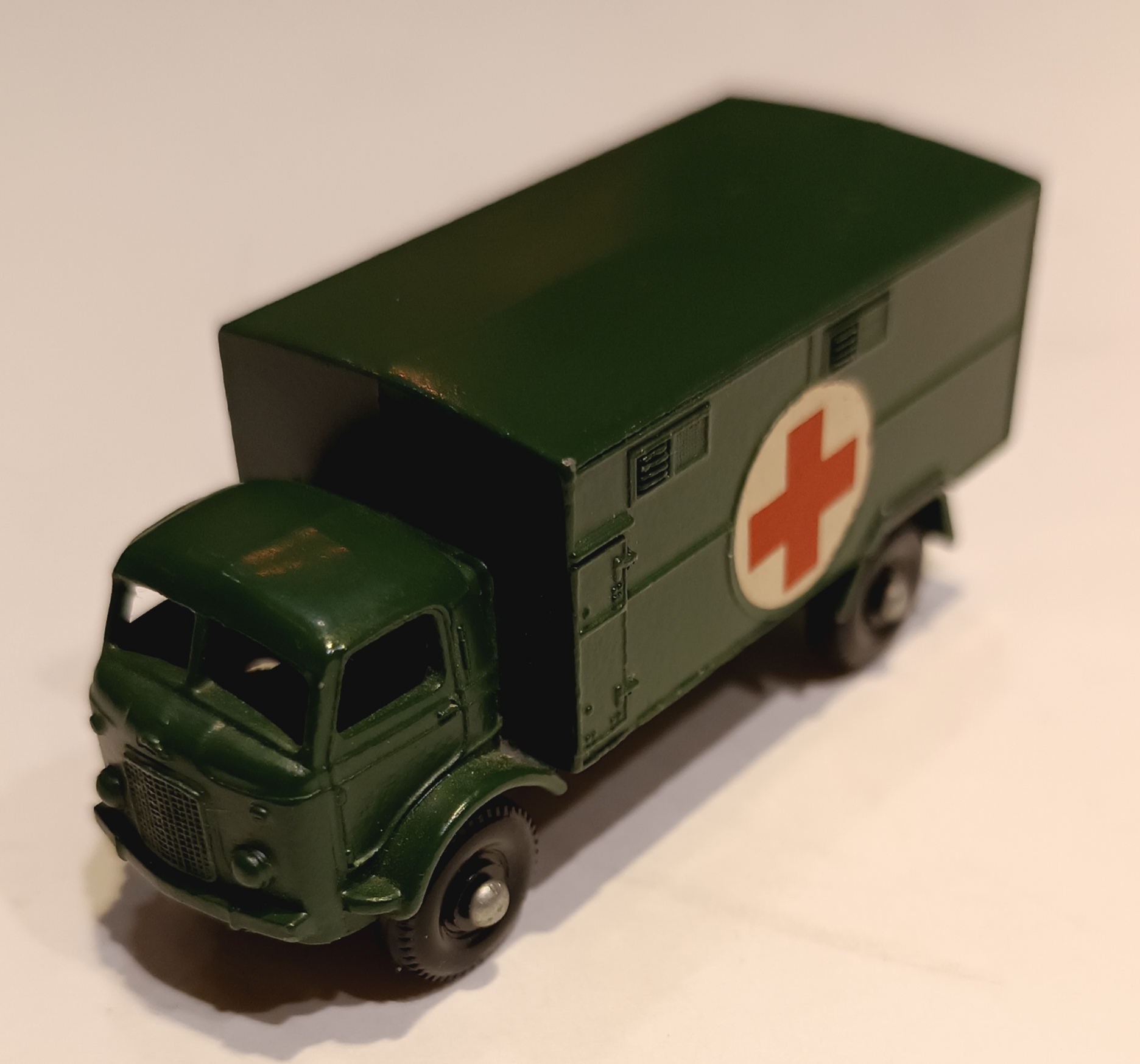 Ambulance Ford 3 ton 4x4 Matchbox 1/64