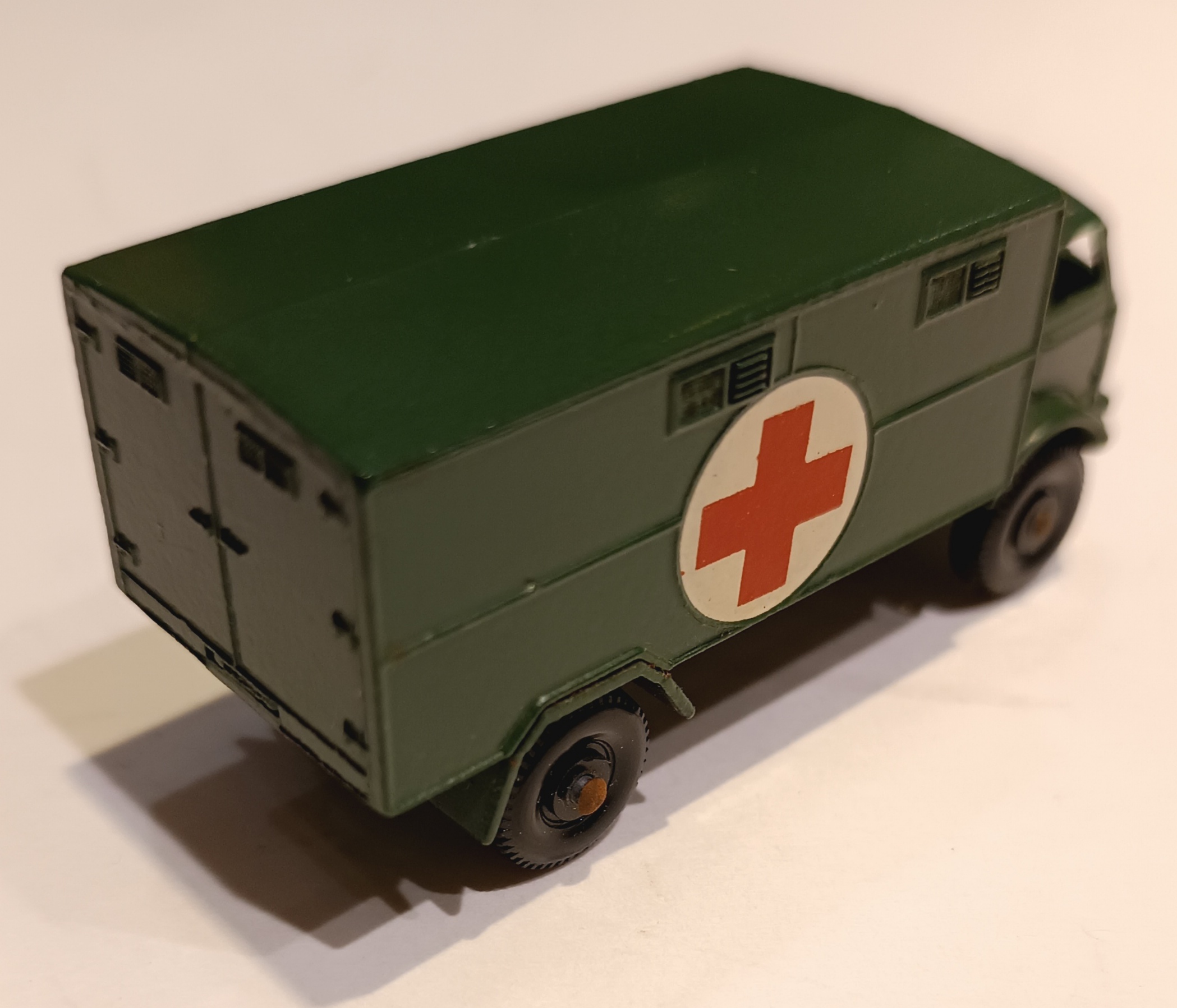 Ambulance Ford 3 ton 4x4 Matchbox 1/64