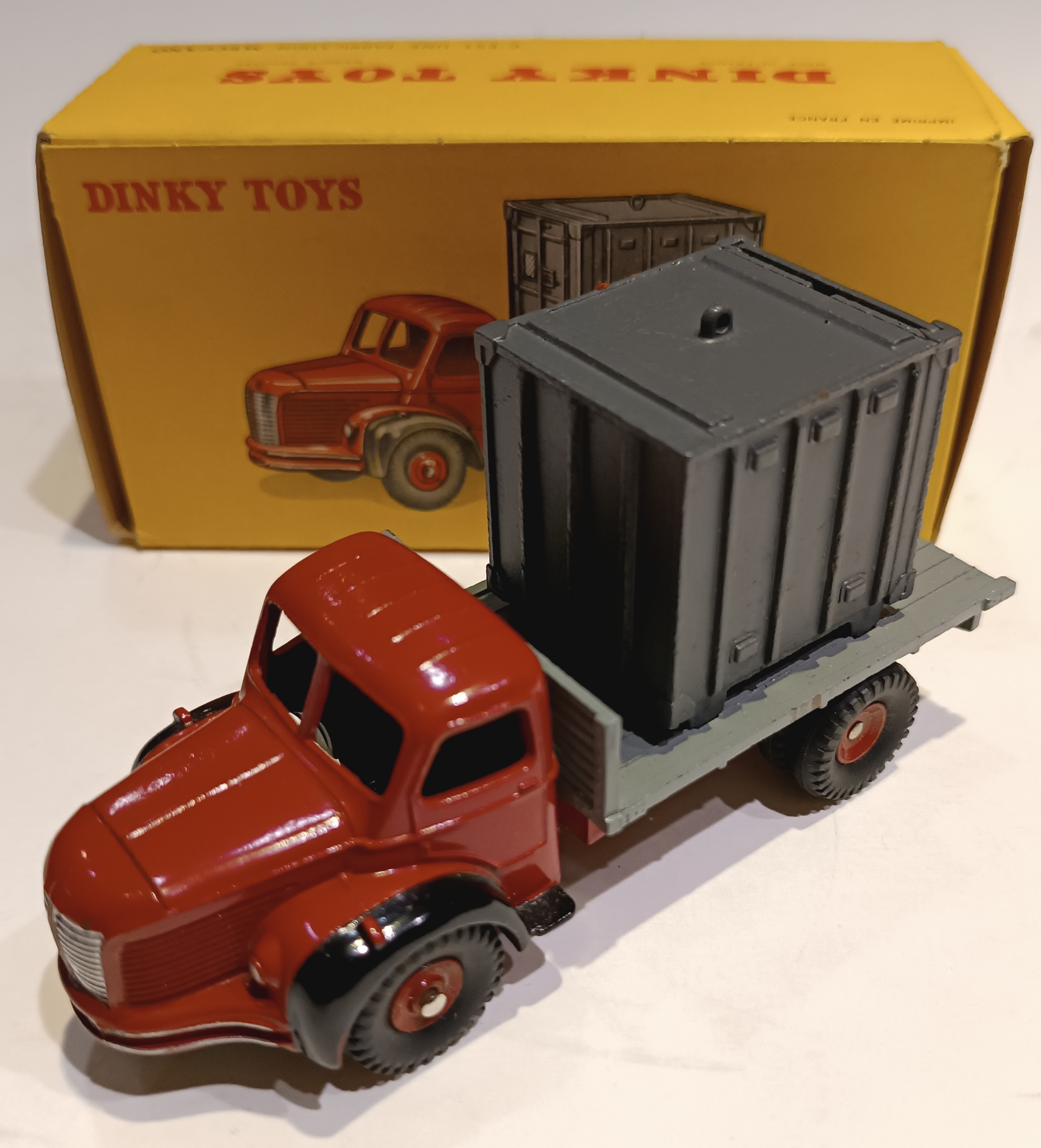 Plateau Berliet avec container Dinky 1/43