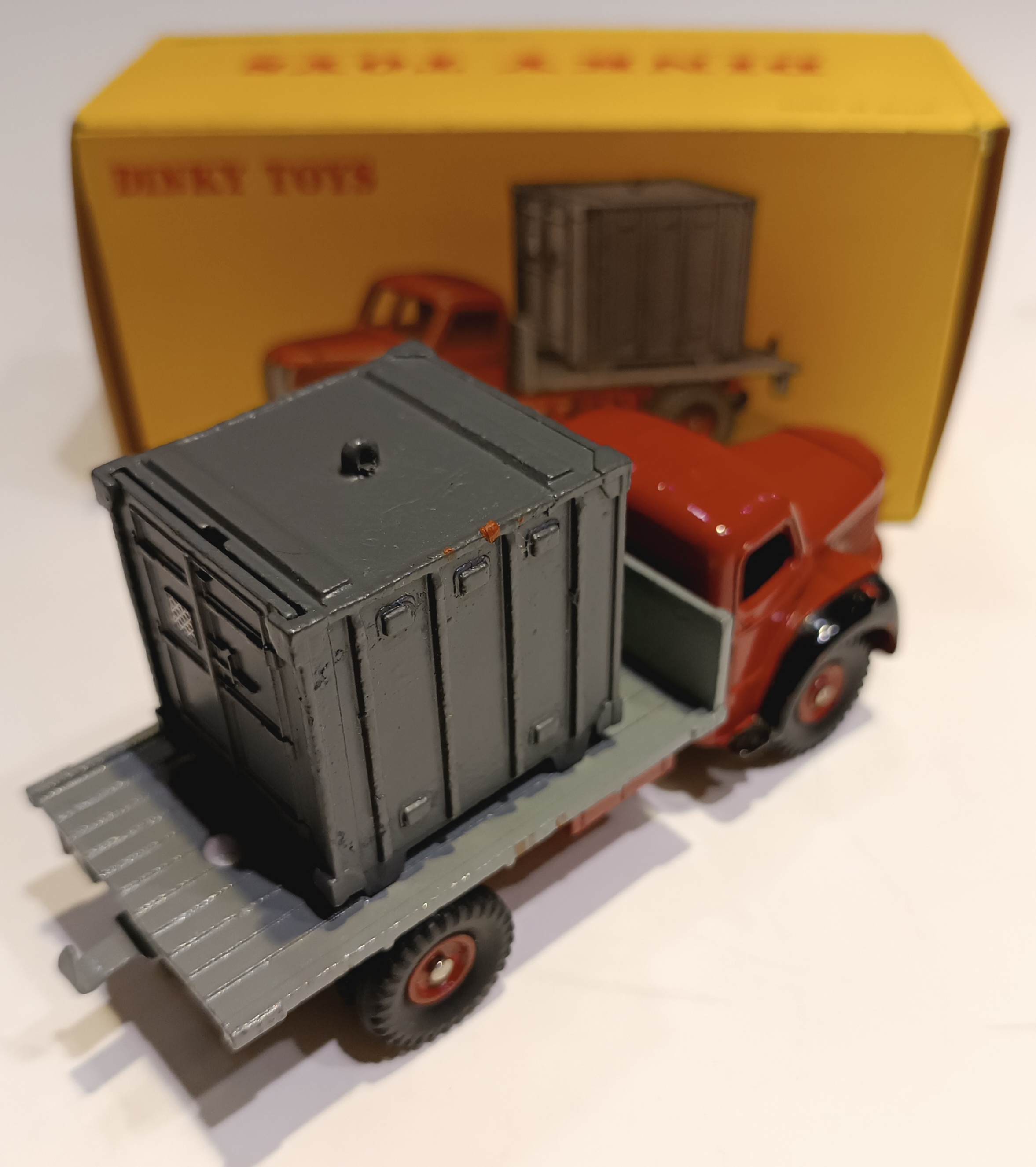 Plateau Berliet avec container Dinky 1/43