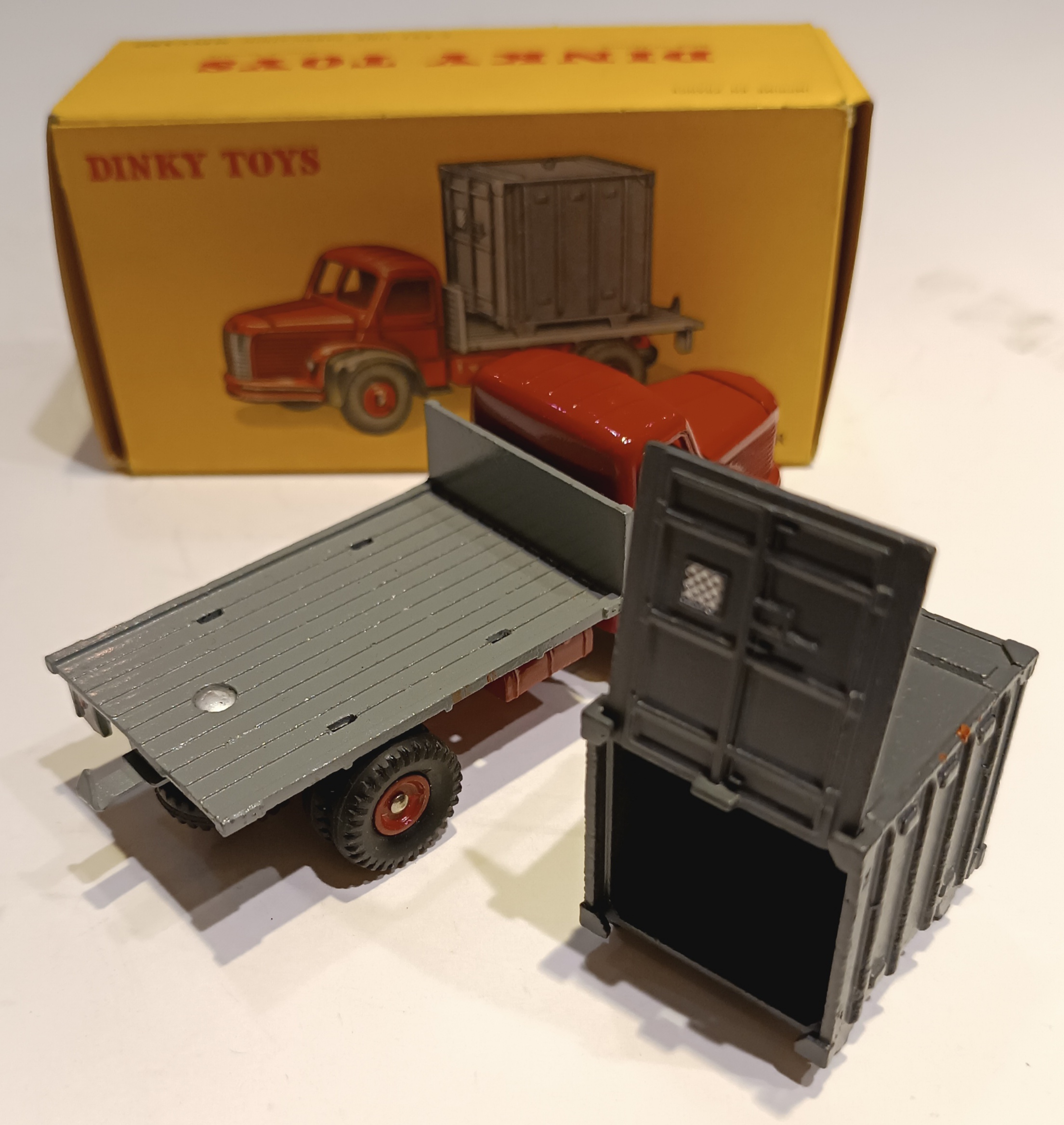 Plateau Berliet avec container Dinky 1/43