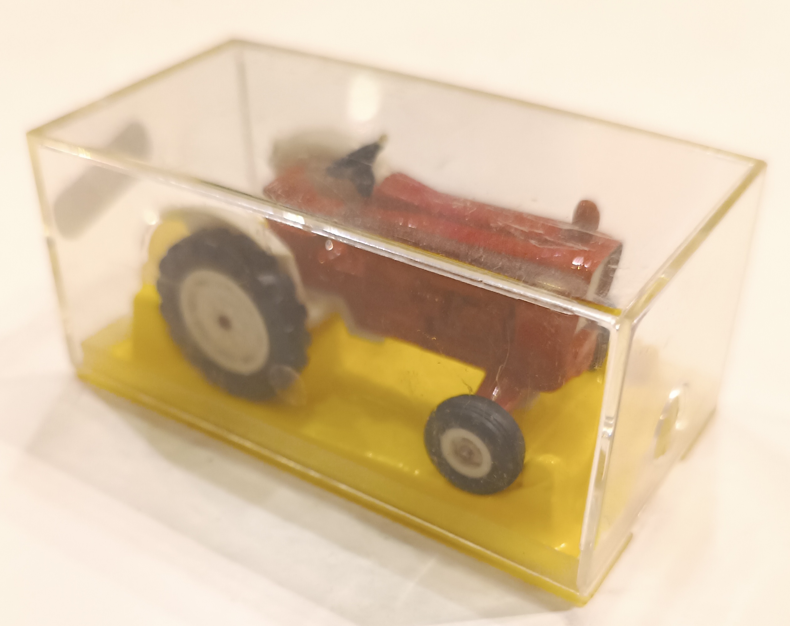 TRACTEUR ROUGE MAJORETTE 1/55