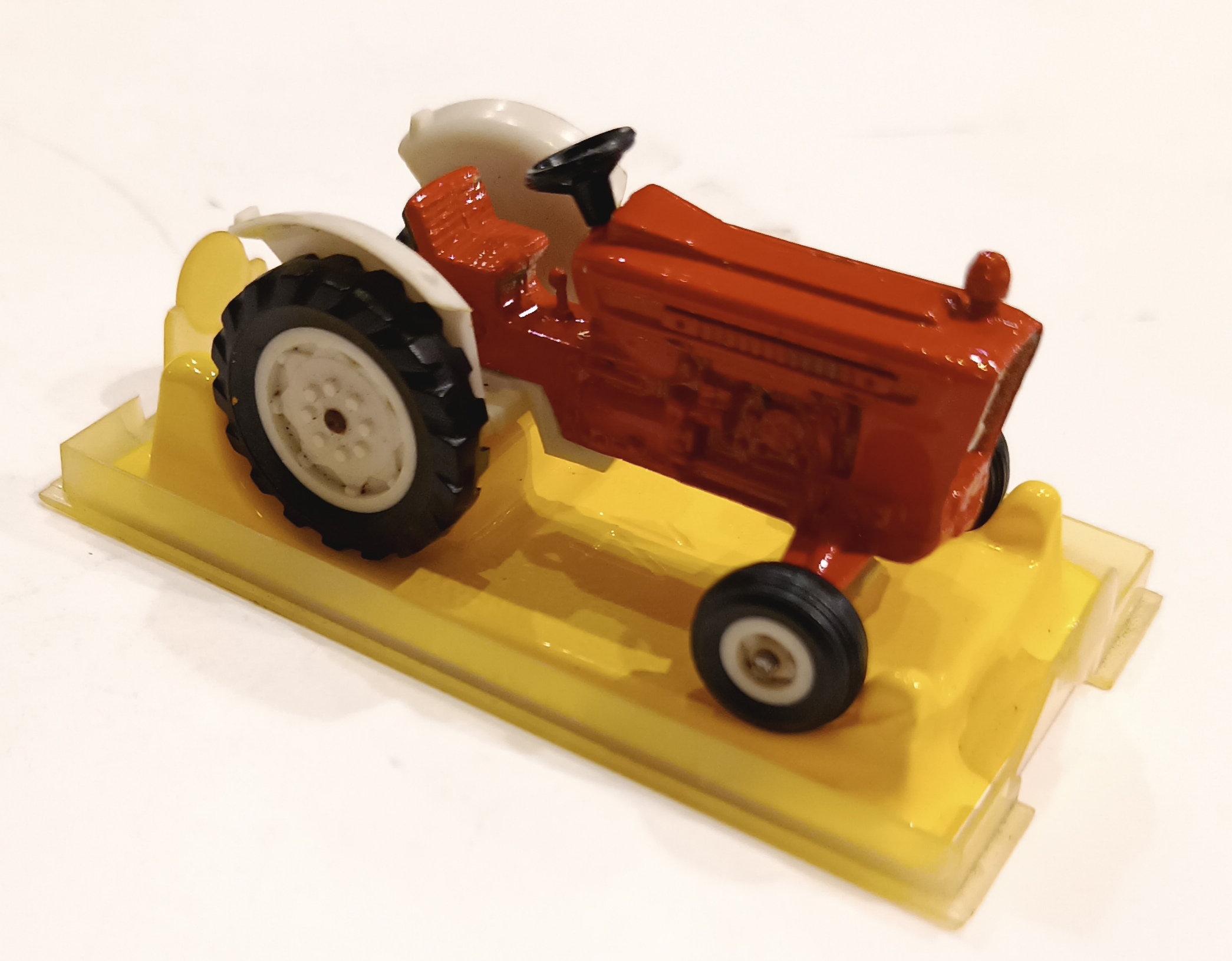 TRACTEUR ROUGE MAJORETTE 1/55