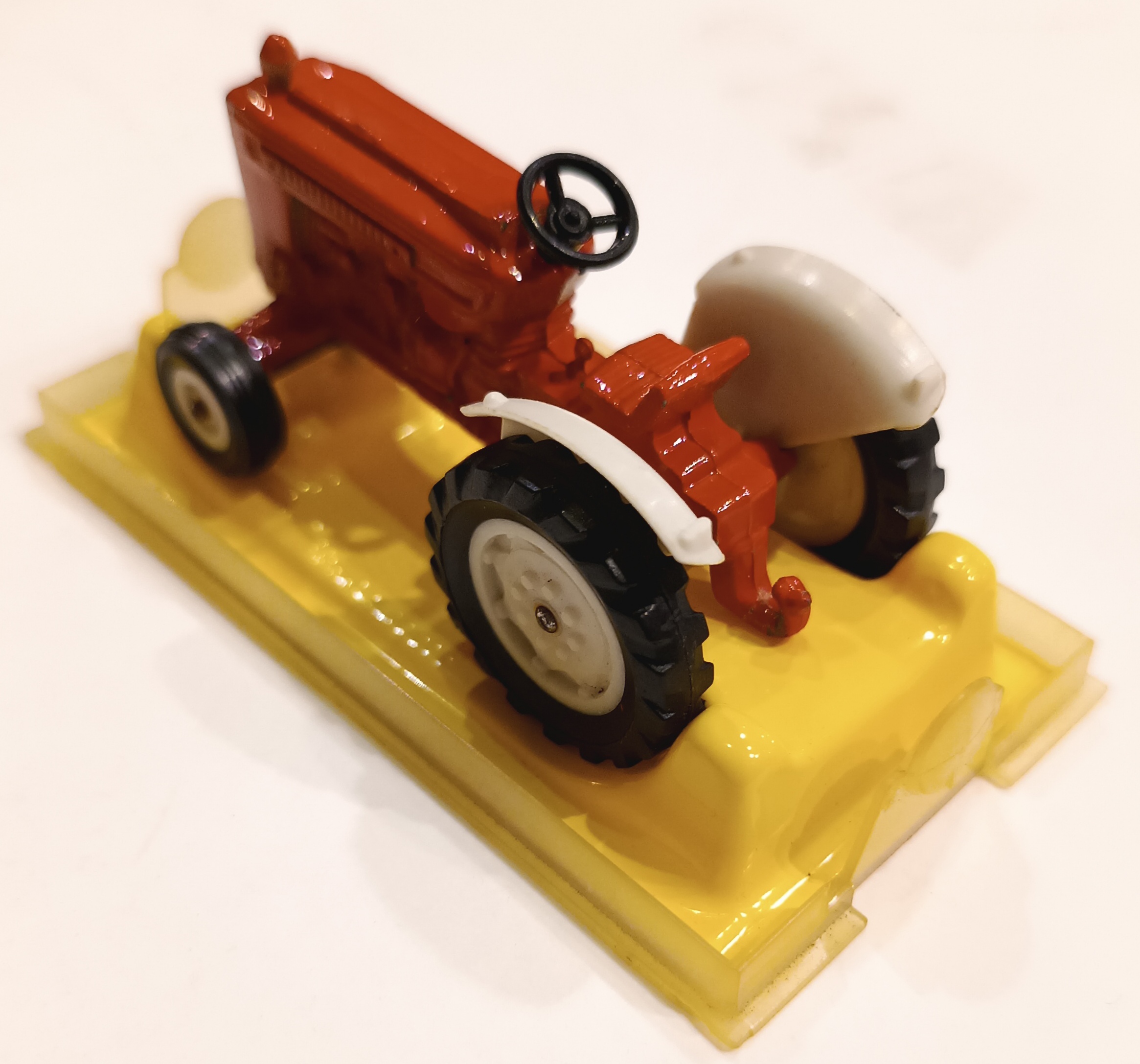 TRACTEUR ROUGE MAJORETTE 1/55