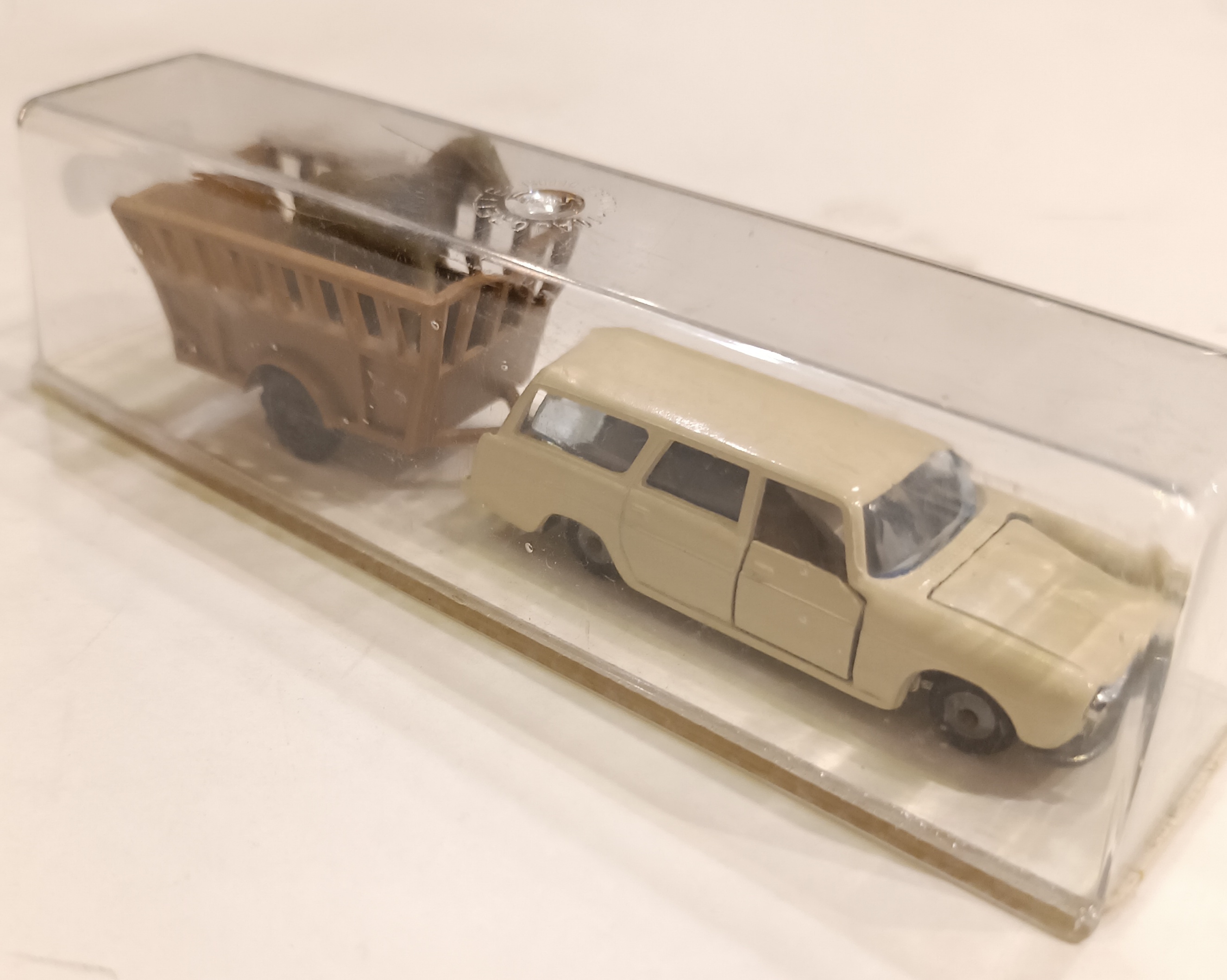 PEUGEOT 404 BREAK + BETAILLERE 1/64