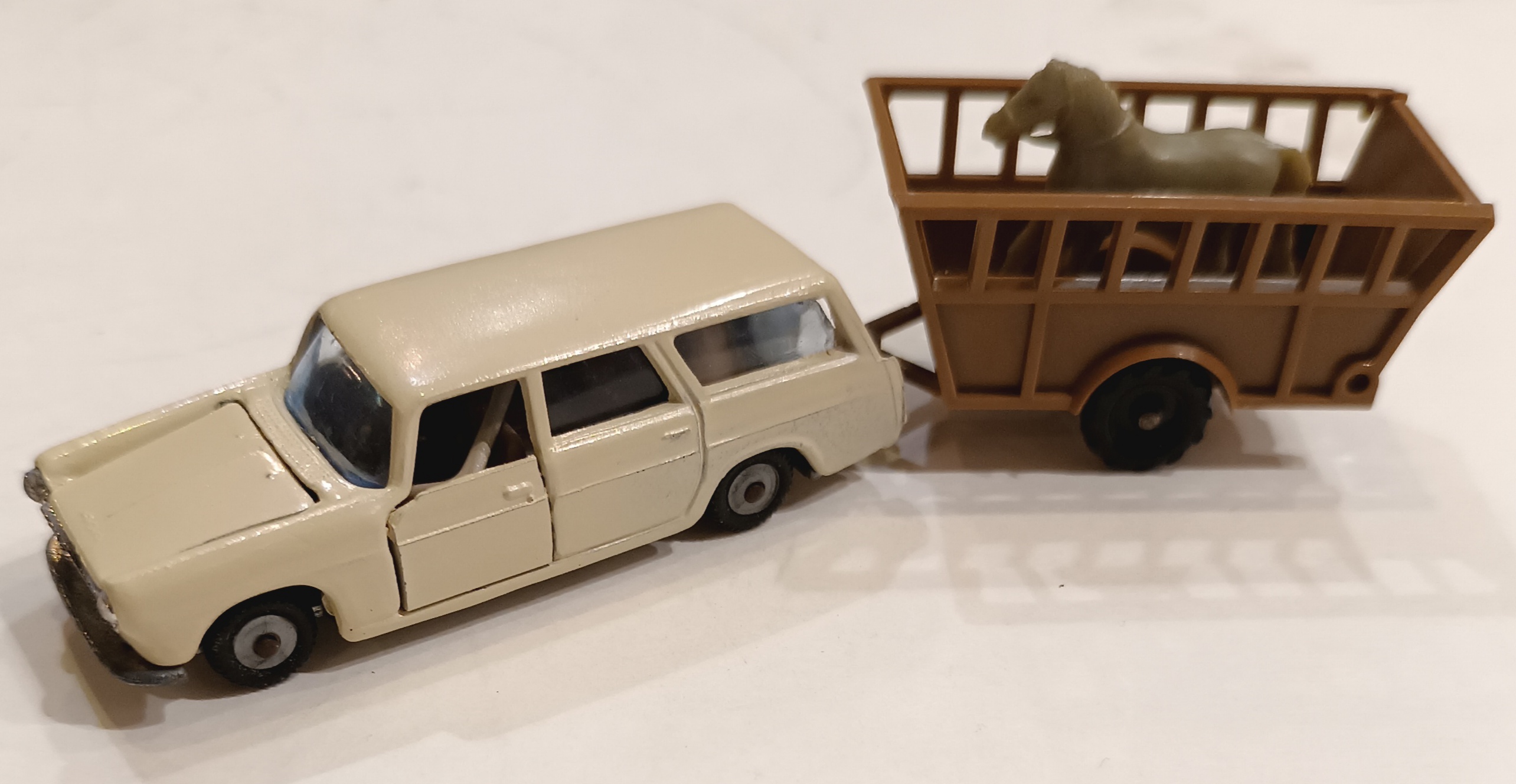 PEUGEOT 404 BREAK + BETAILLERE 1/64