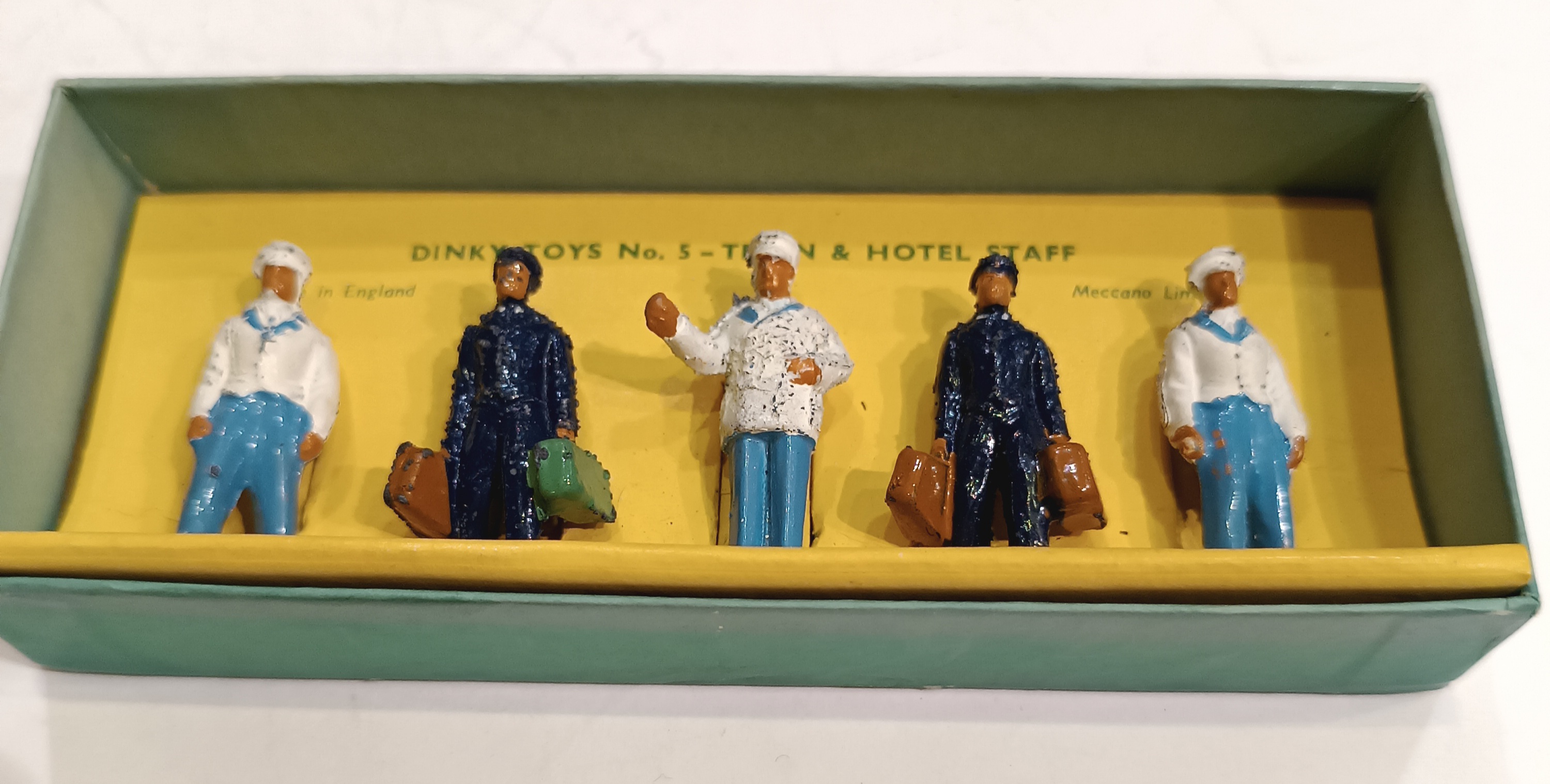 FIGURINES MINIATURES TRAIN ET STAFF HOTEL N°5 DINKY 1/43