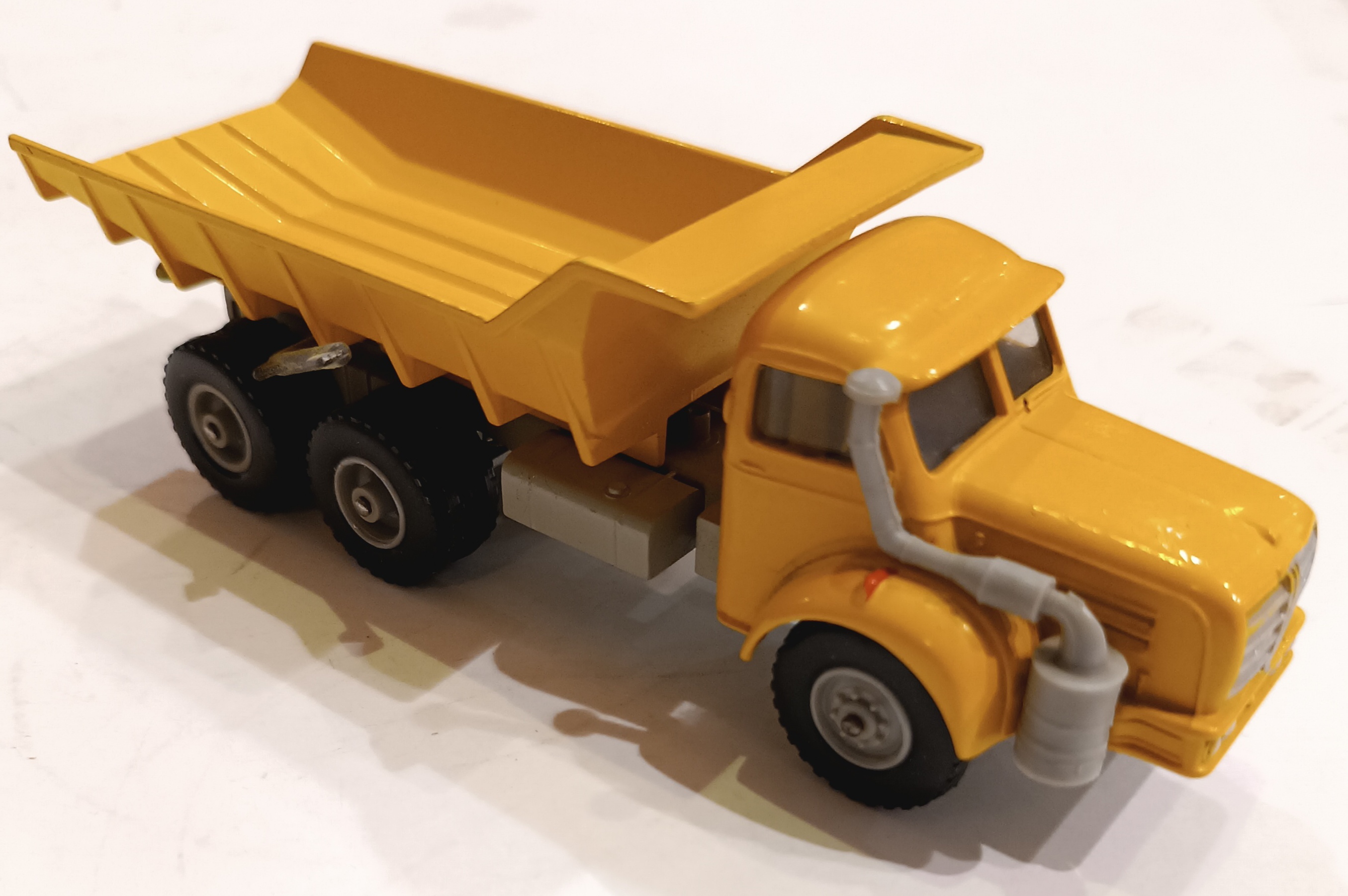 BERLIET JAUNE  BENNE BASCULANTE SOLIDO 1/43