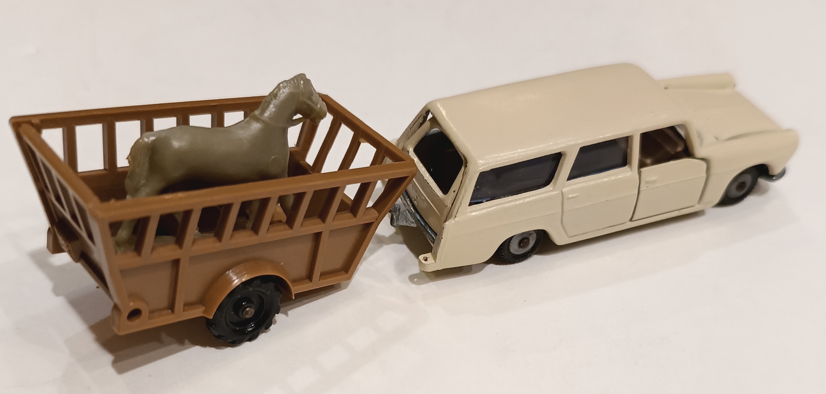 PEUGEOT 404 BREAK + BETAILLERE 1/64