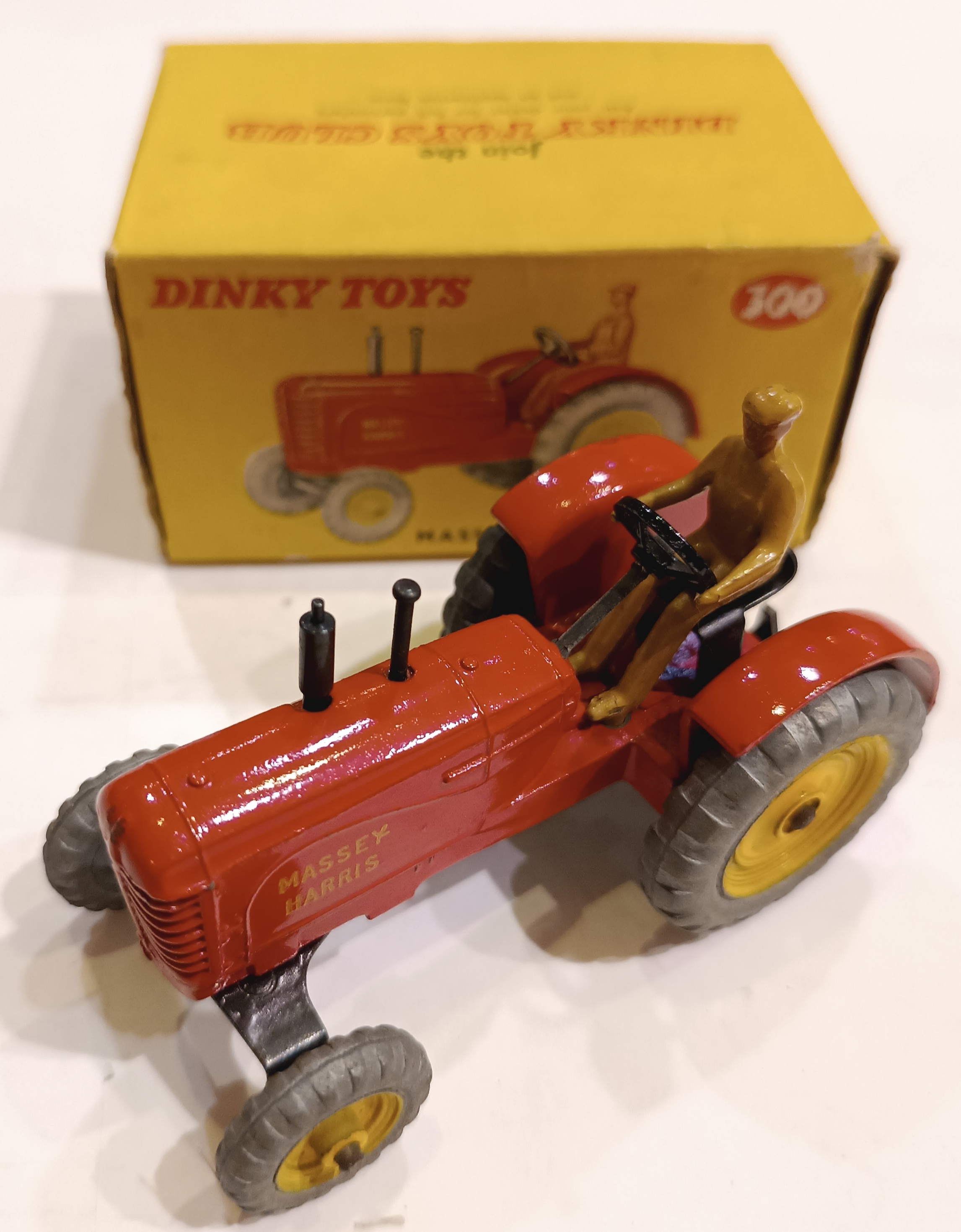 MASSEY-HARRIS TRACTEUR DINKY 1/43
