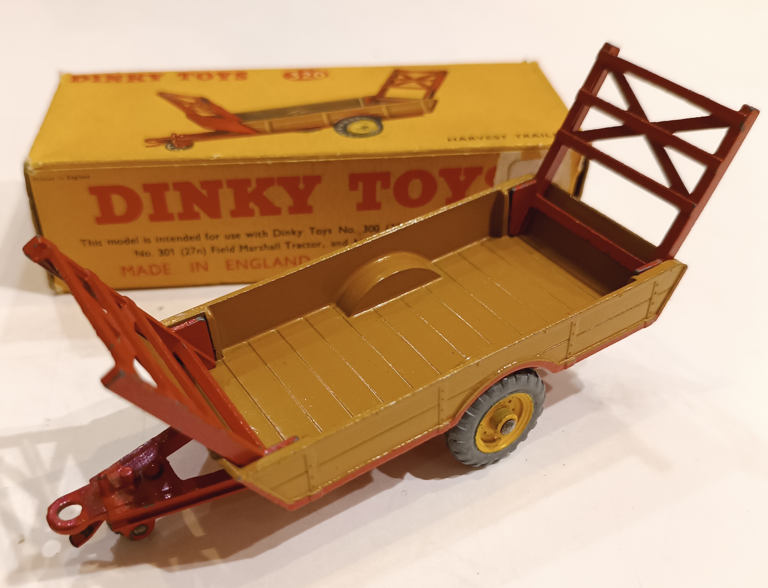 REMORQUE A FOIN DINKY 1/43