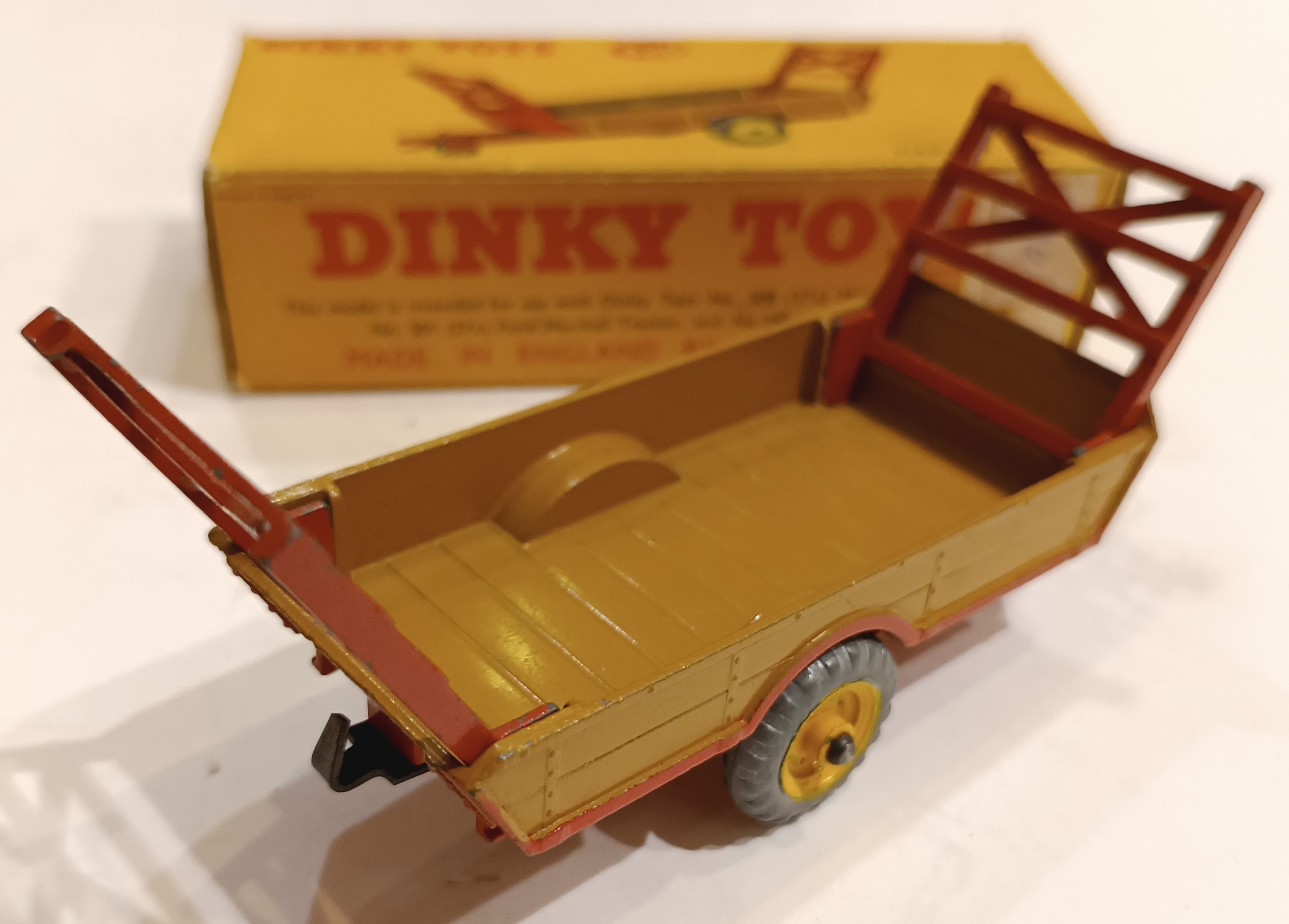 REMORQUE A FOIN DINKY 1/43